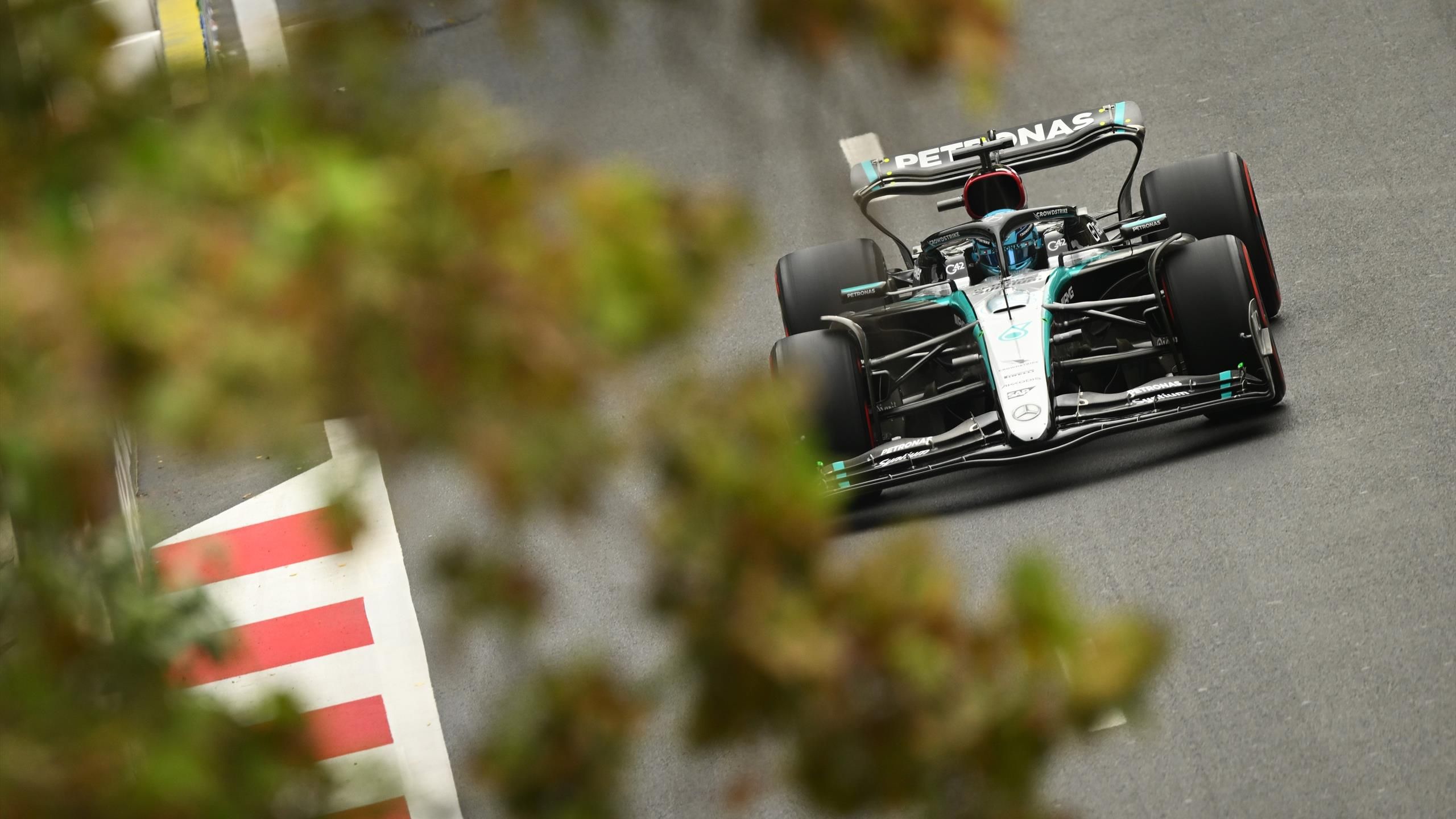 Russell le plus rapide en EL3, Leclerc toujours dans le coup thumbnail