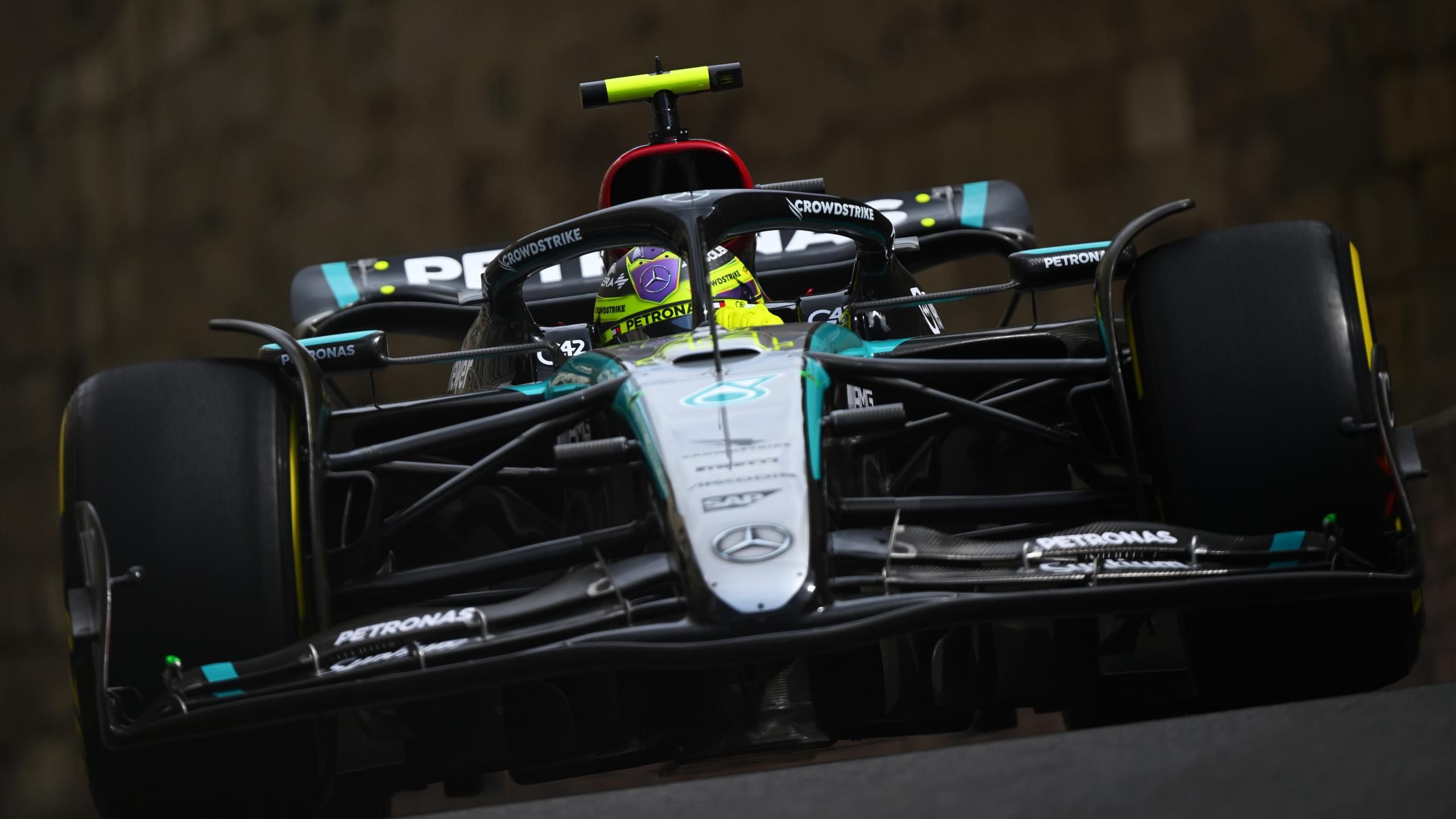 Coup dur pour Mercedes, Hamilton partira des stands thumbnail