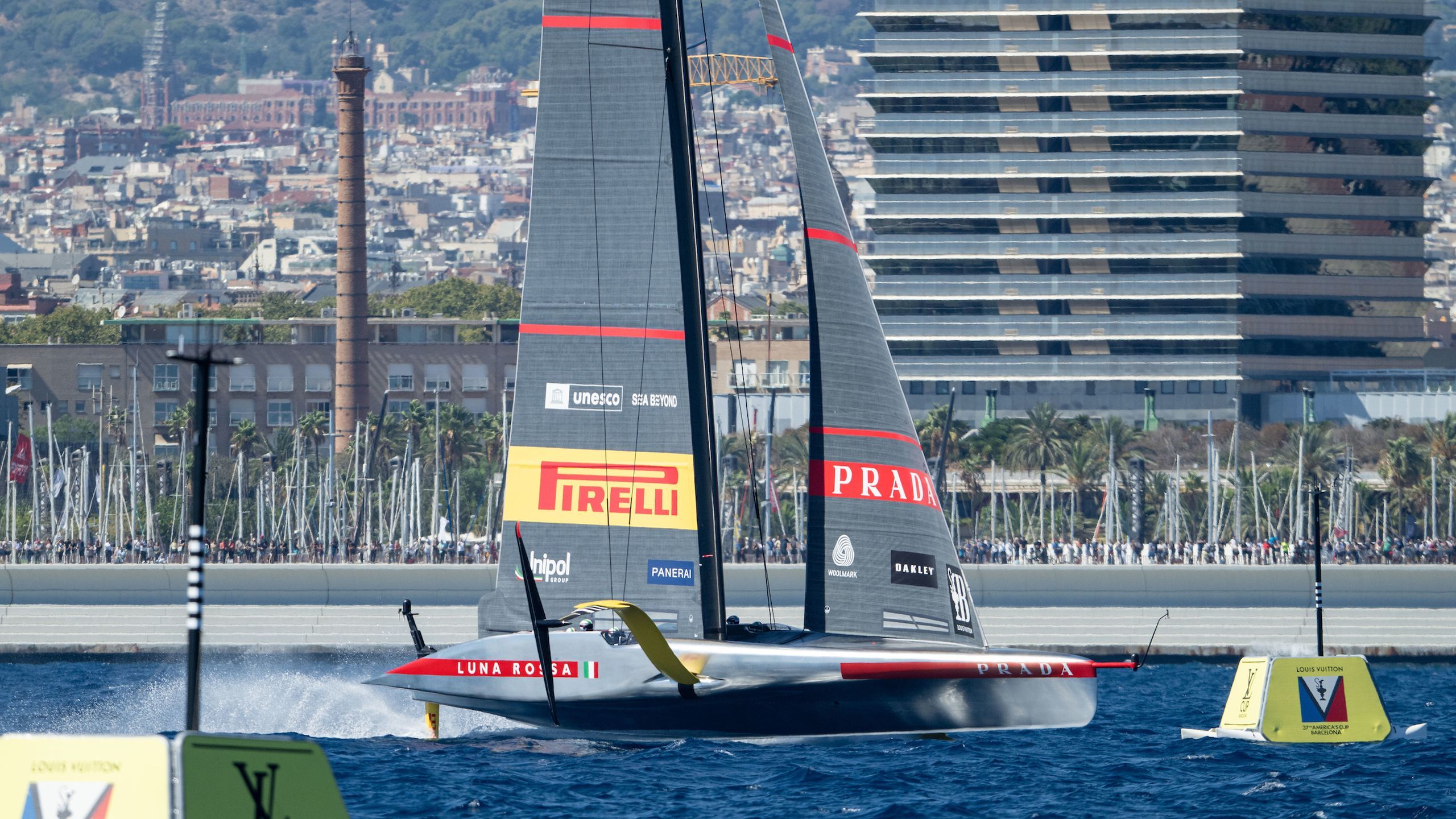 Luna Rossa Prada Pirelli è una meraviglia! Umilia American Magic e