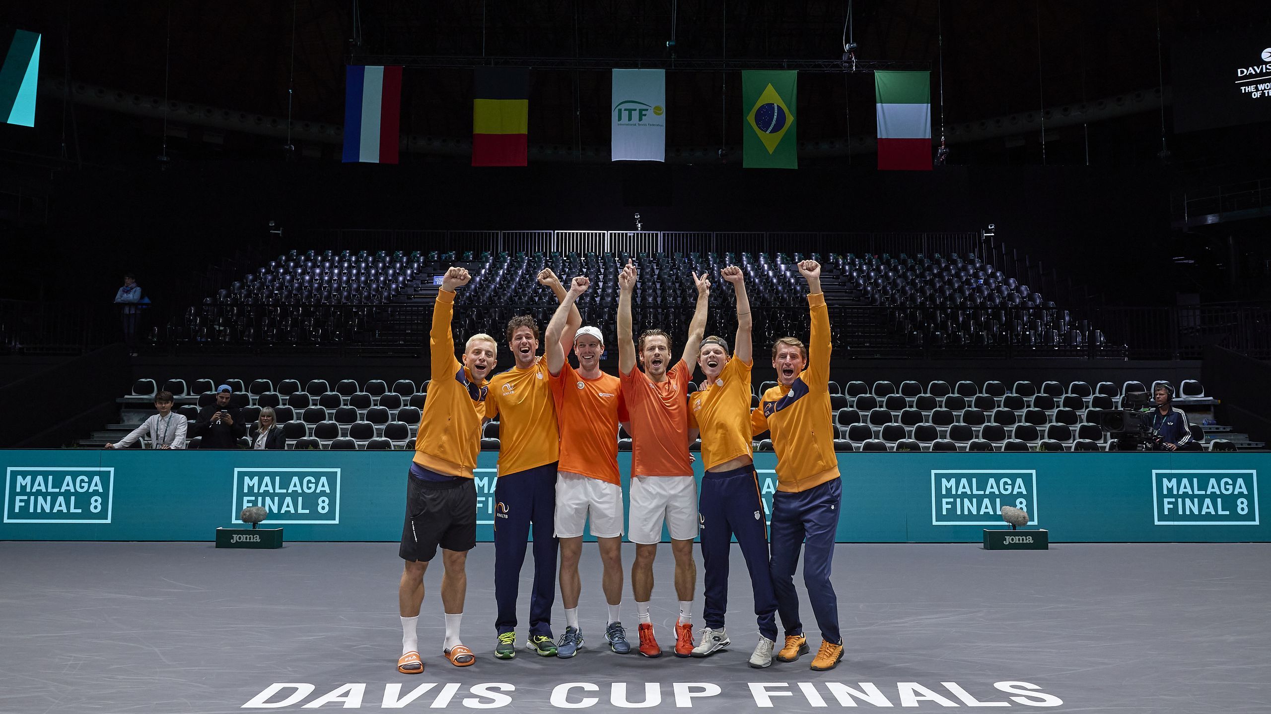 Davis Cup Nederland naar kwartfinale Koolhof en Van de Zandschulp winnen laatste wedstrijd