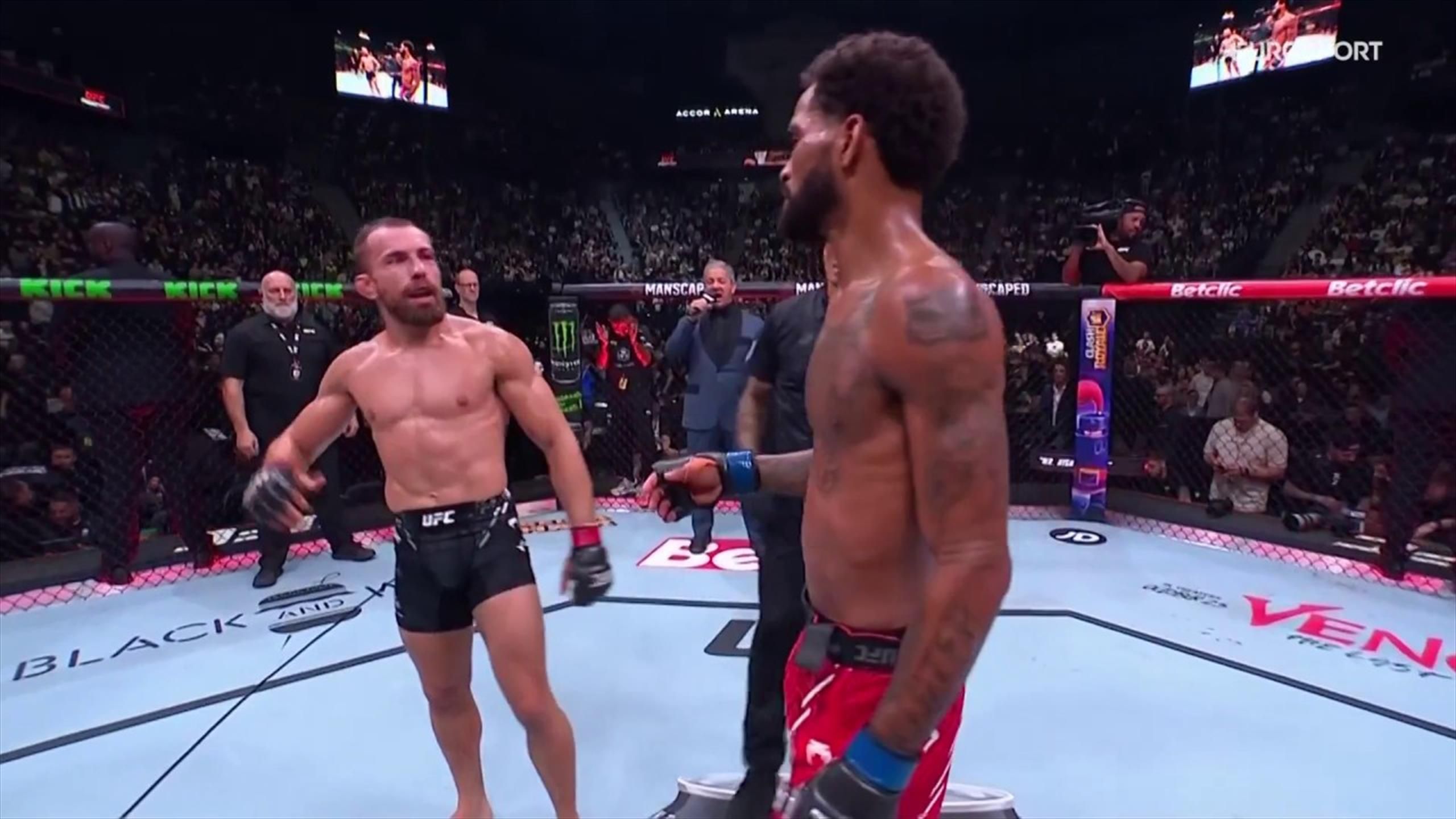 UFC Paris Worstelende Klein neutraliseert sterke Roberts Mixed