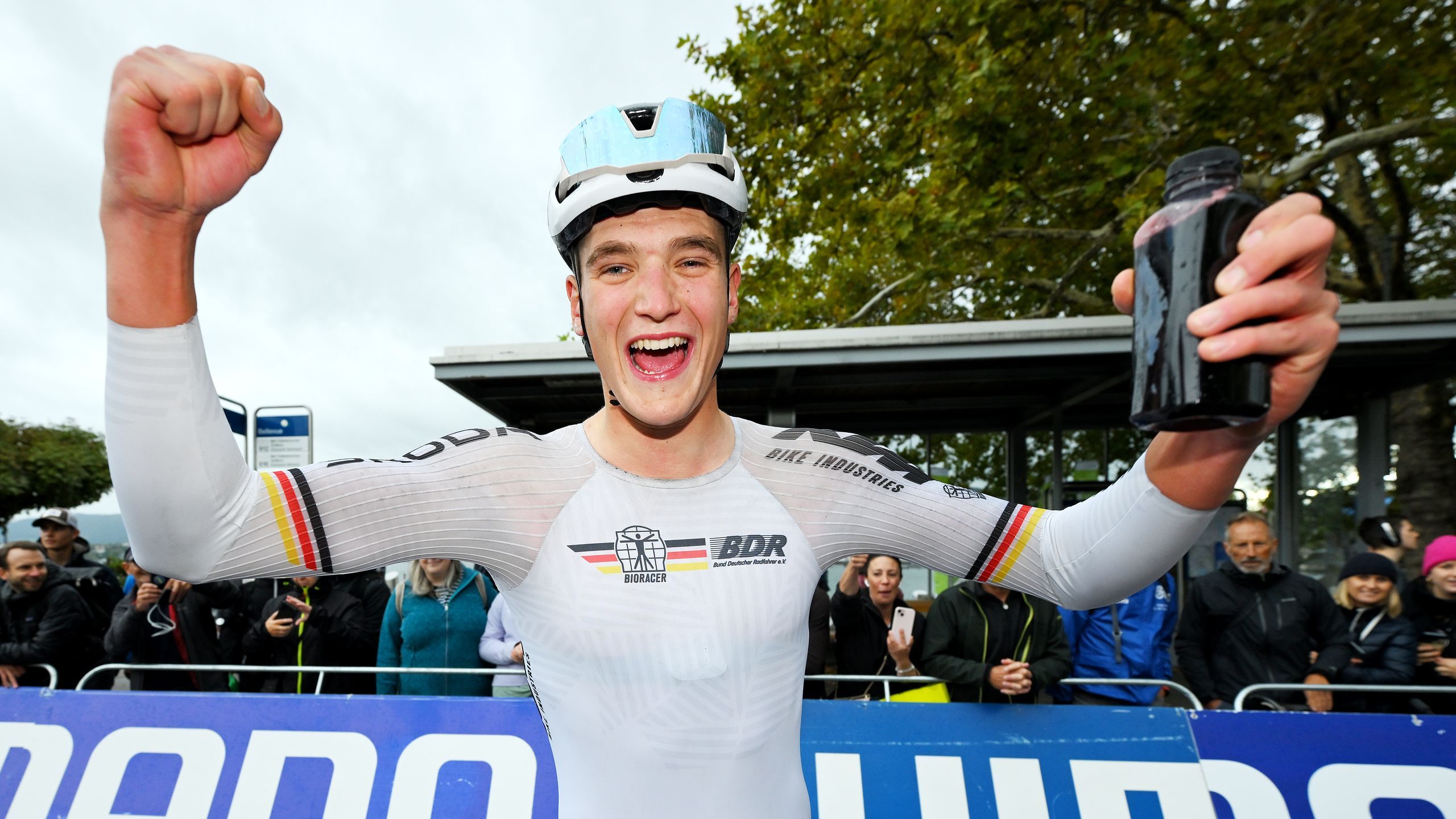 RadWM 2024 Belohnung nach GoldCoup U23Weltmeister Niklas Behrens