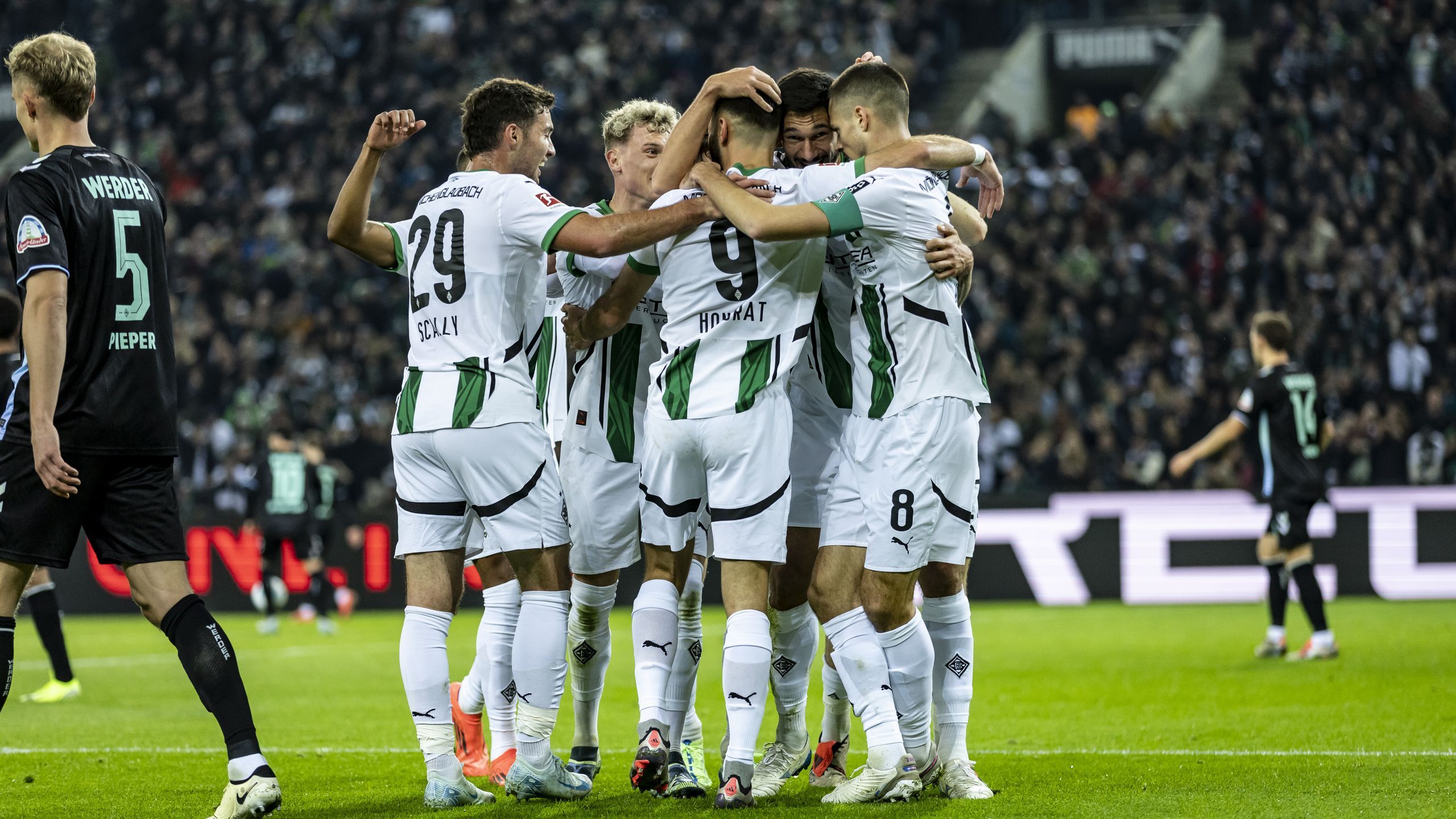 Borussia Mönchengladbach schlägt Werder Bremen deutlich und zieht in ...