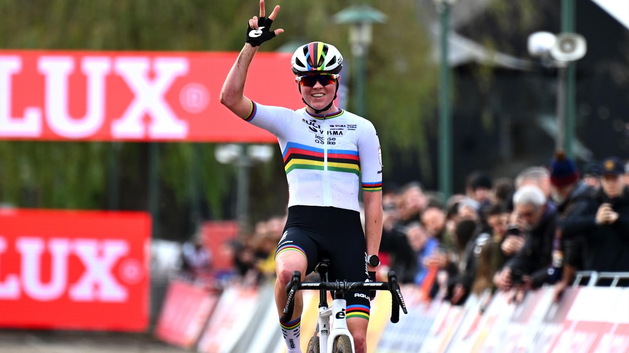 ‘Flawless’ Fem van Empel eases to victory in opening round of Cyclo