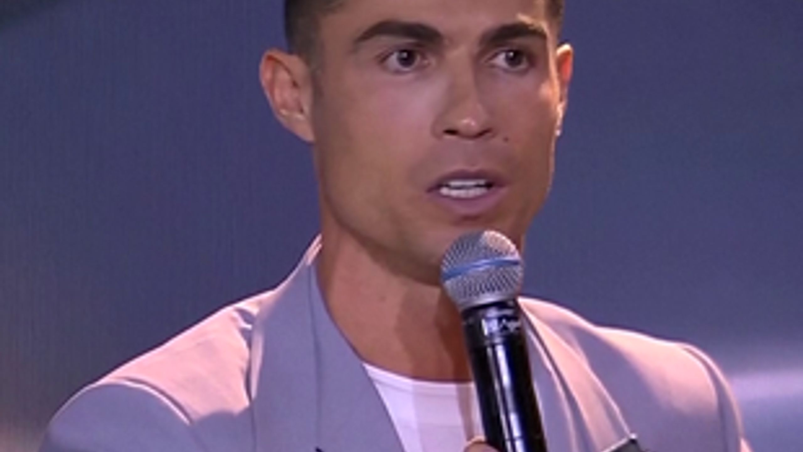 Cristiano Ronaldo a gamba testa: 