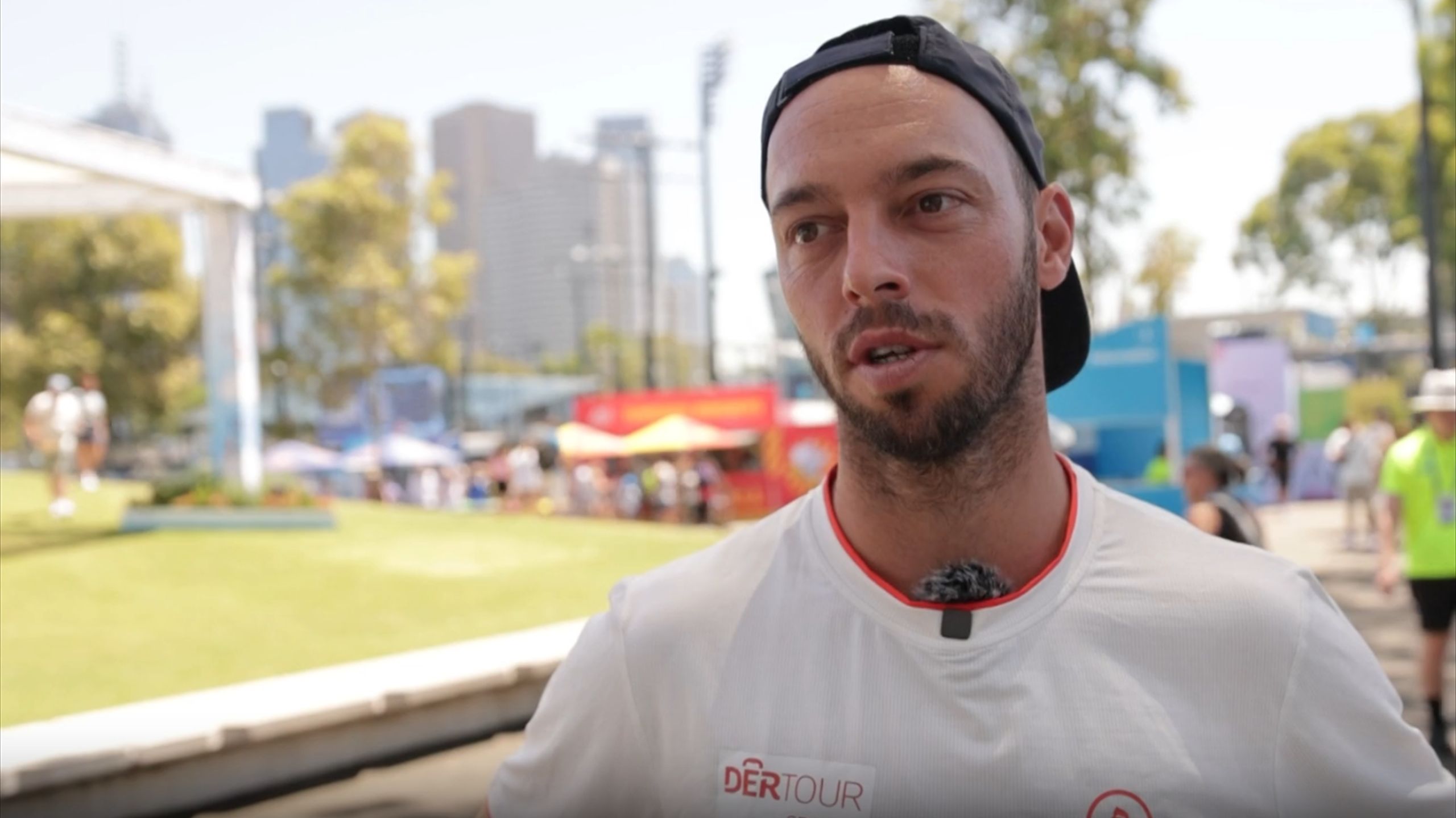 Australian Open 2025 - Balljunge kollabiert bei Mixed-Match auf dem ...