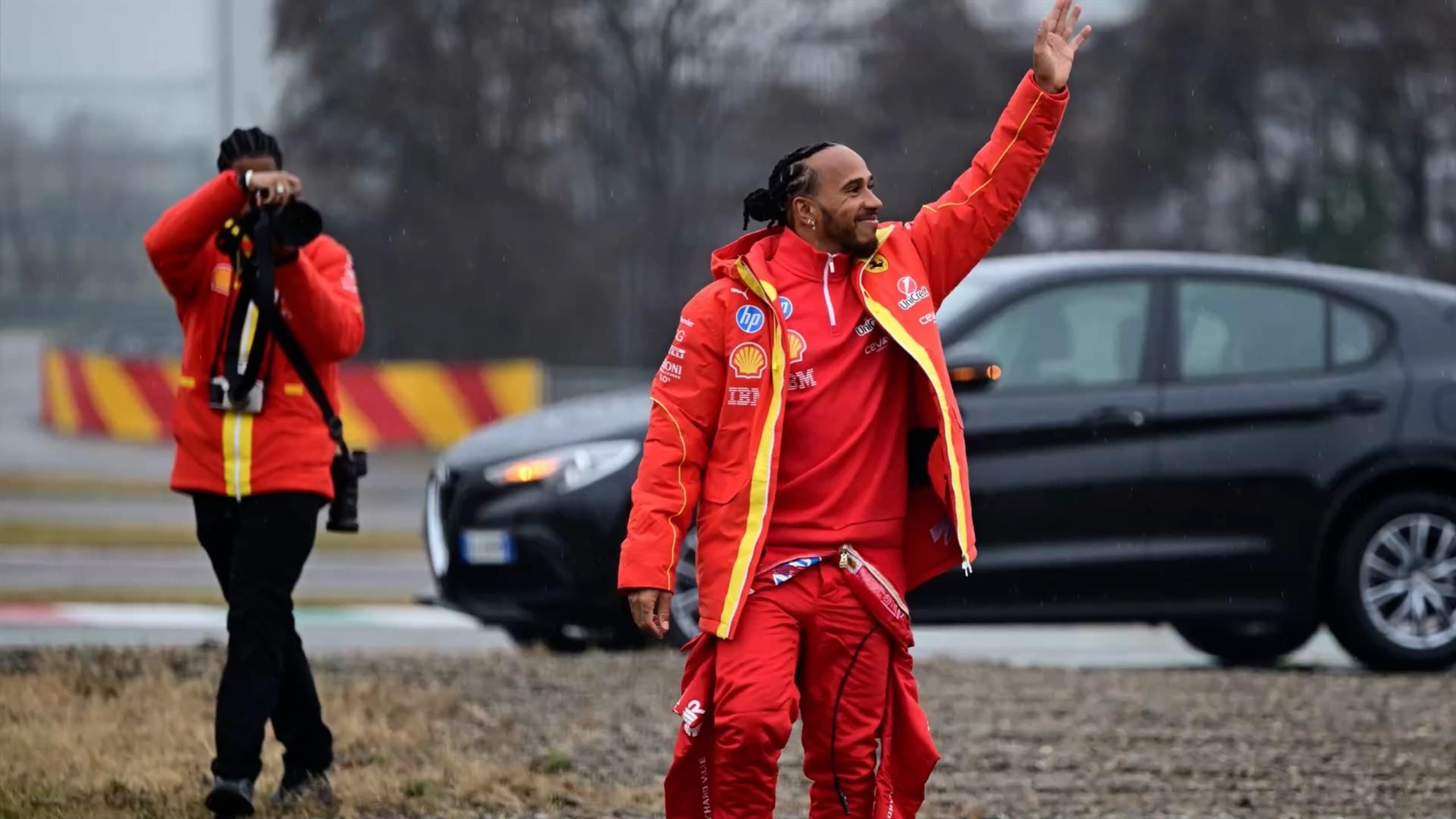 Lewis Hamilton po raz pierwszy za kierownicą Ferrari - Formuła 1 wideo ...