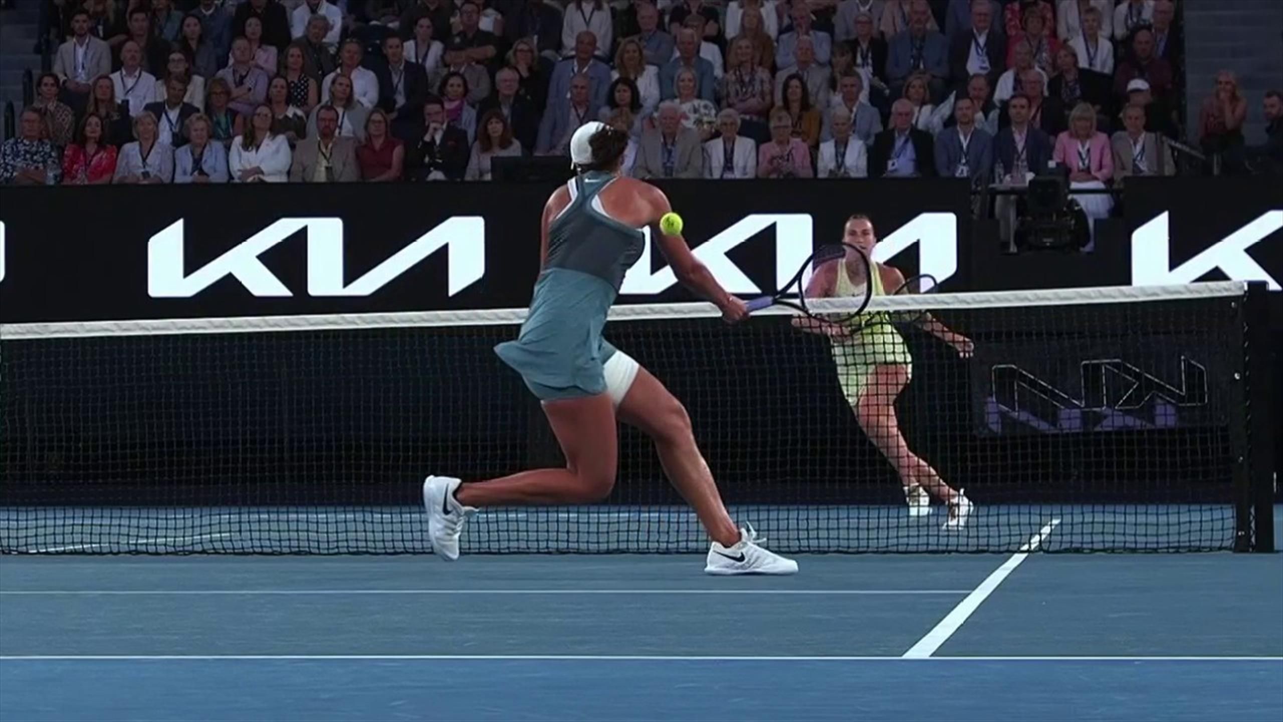 Australian Open 2025: Aryna Sabalenka schießt Madison Keys am Netz fast ...