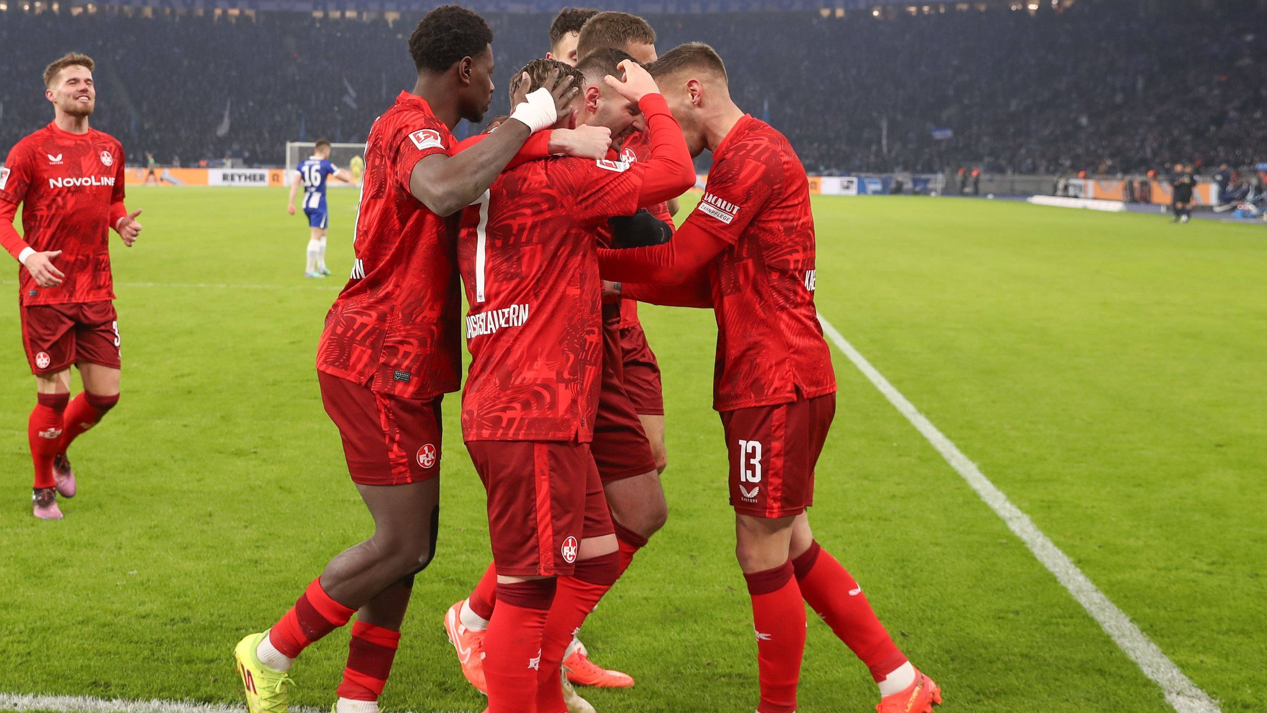 1. FC Kaiserslautern feiert Auswärtssieg bei Hertha BSC in Berlin: Rote ...