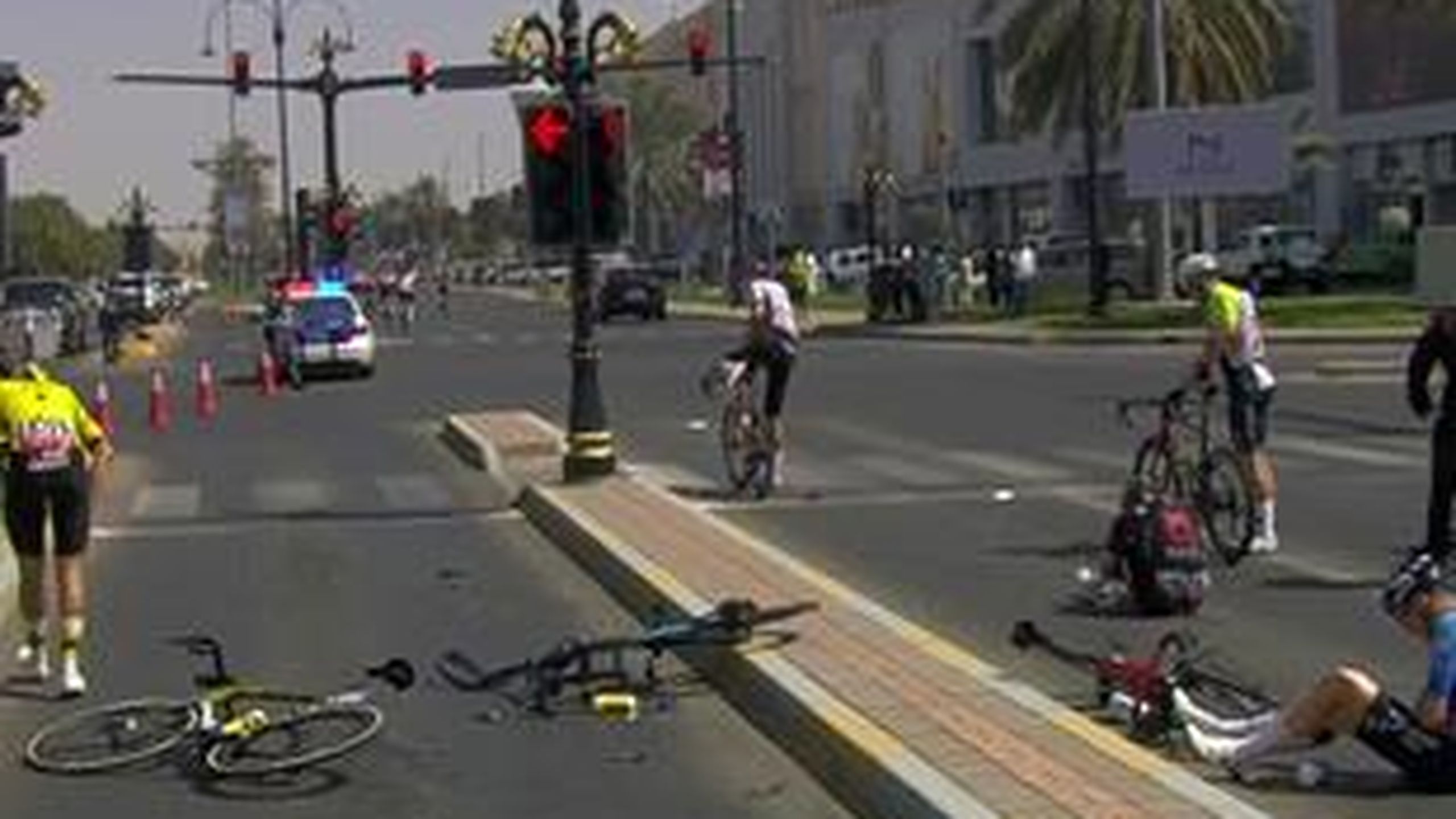 Meerdere slachtoffers bij harde crash slotetappe UAE Tour - Froome ...