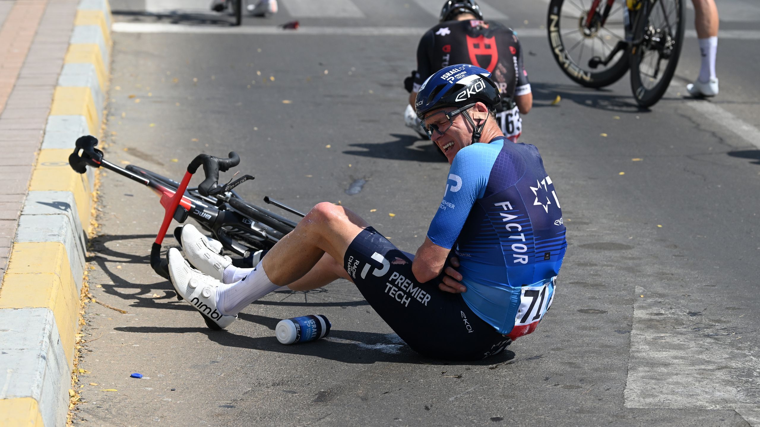 Meerdere slachtoffers bij harde crash slotetappe UAE Tour - Froome ...