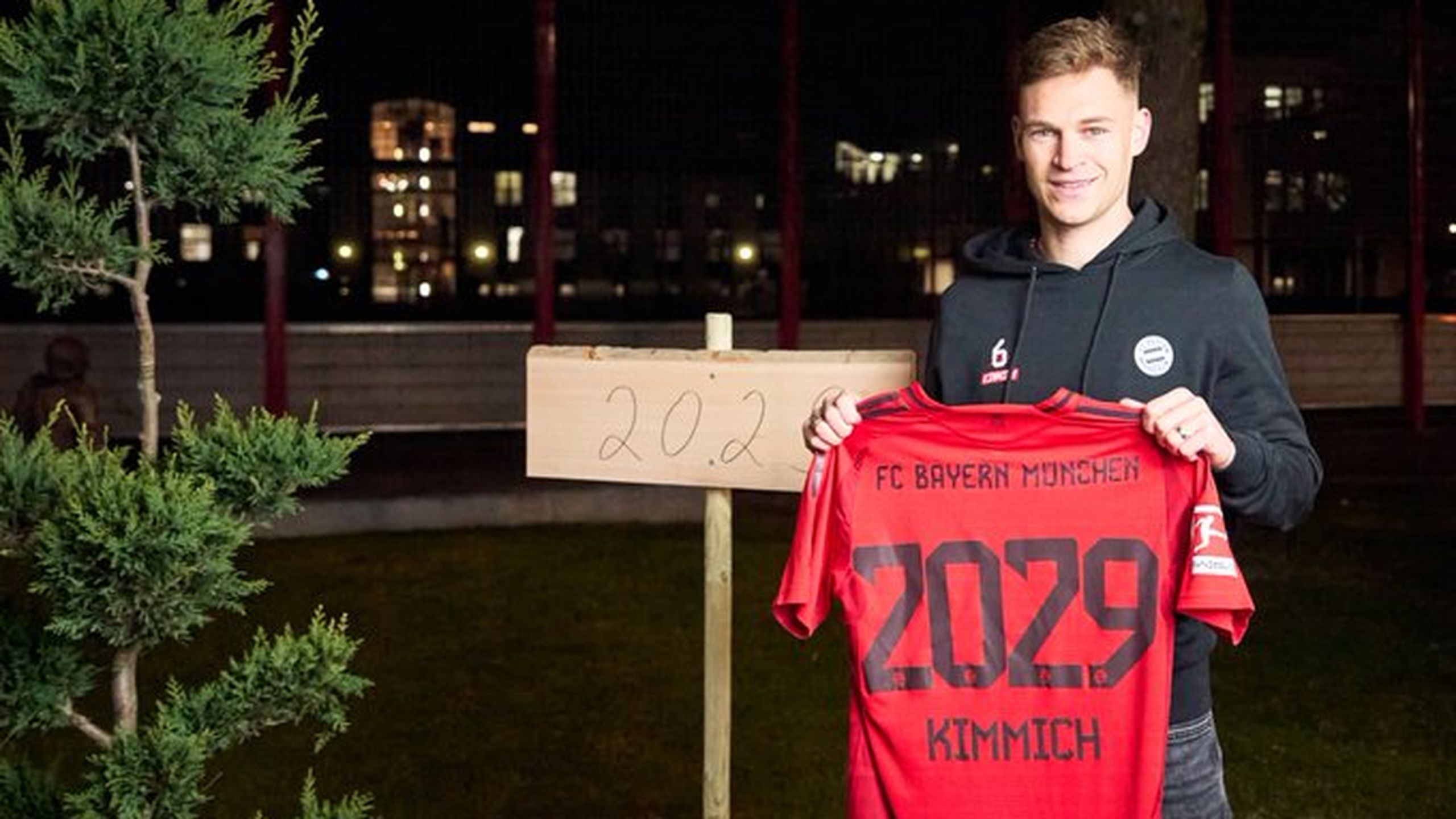 FC Bayern: Joshua Kimmich verlängert seinen Vertrag beim Rekordmeister ...