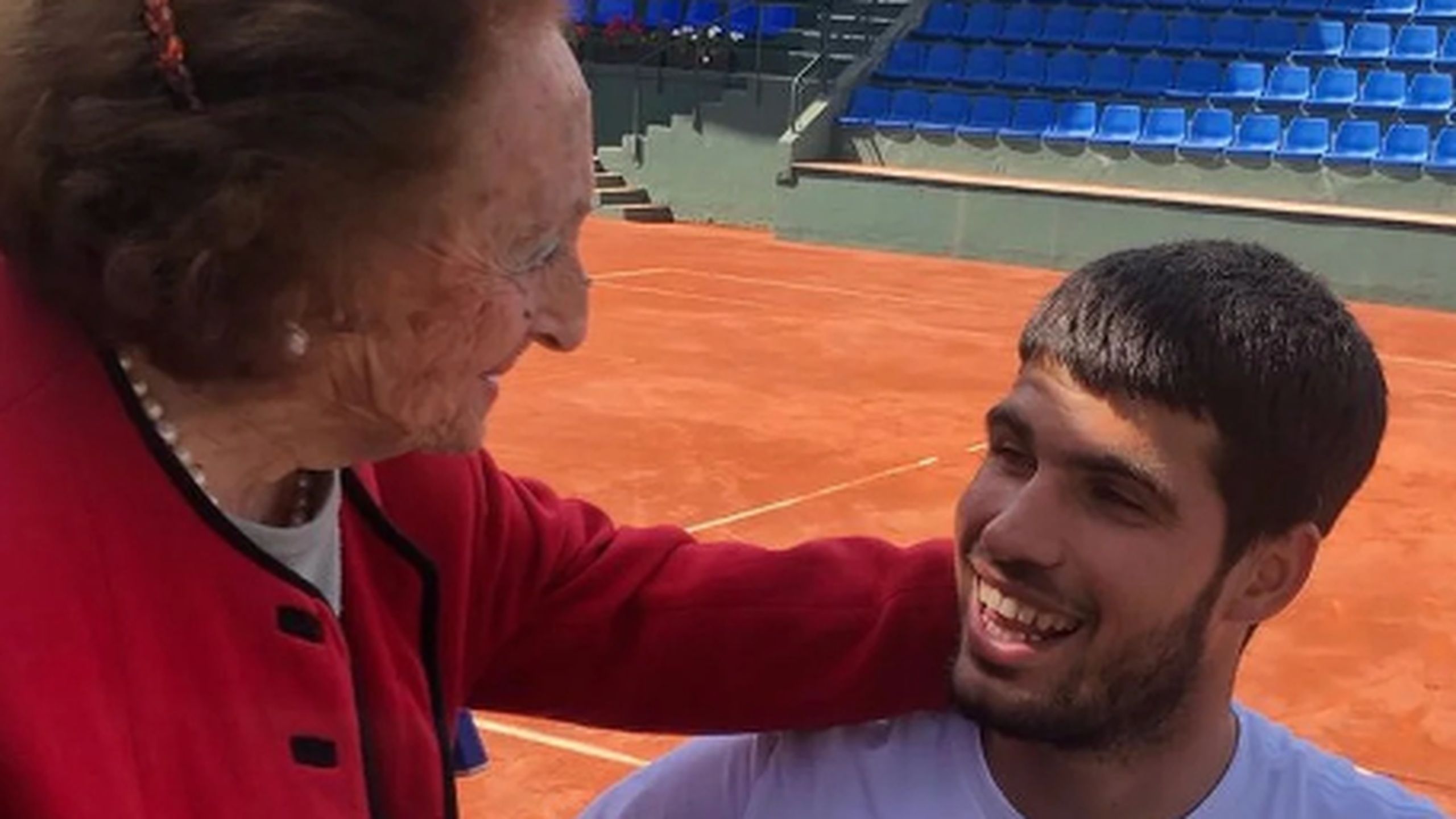 La escena más entrañable de Alcaraz en su preparación para Montecarlo: una  mujer de ¡95 años! le aplaude en Murcia