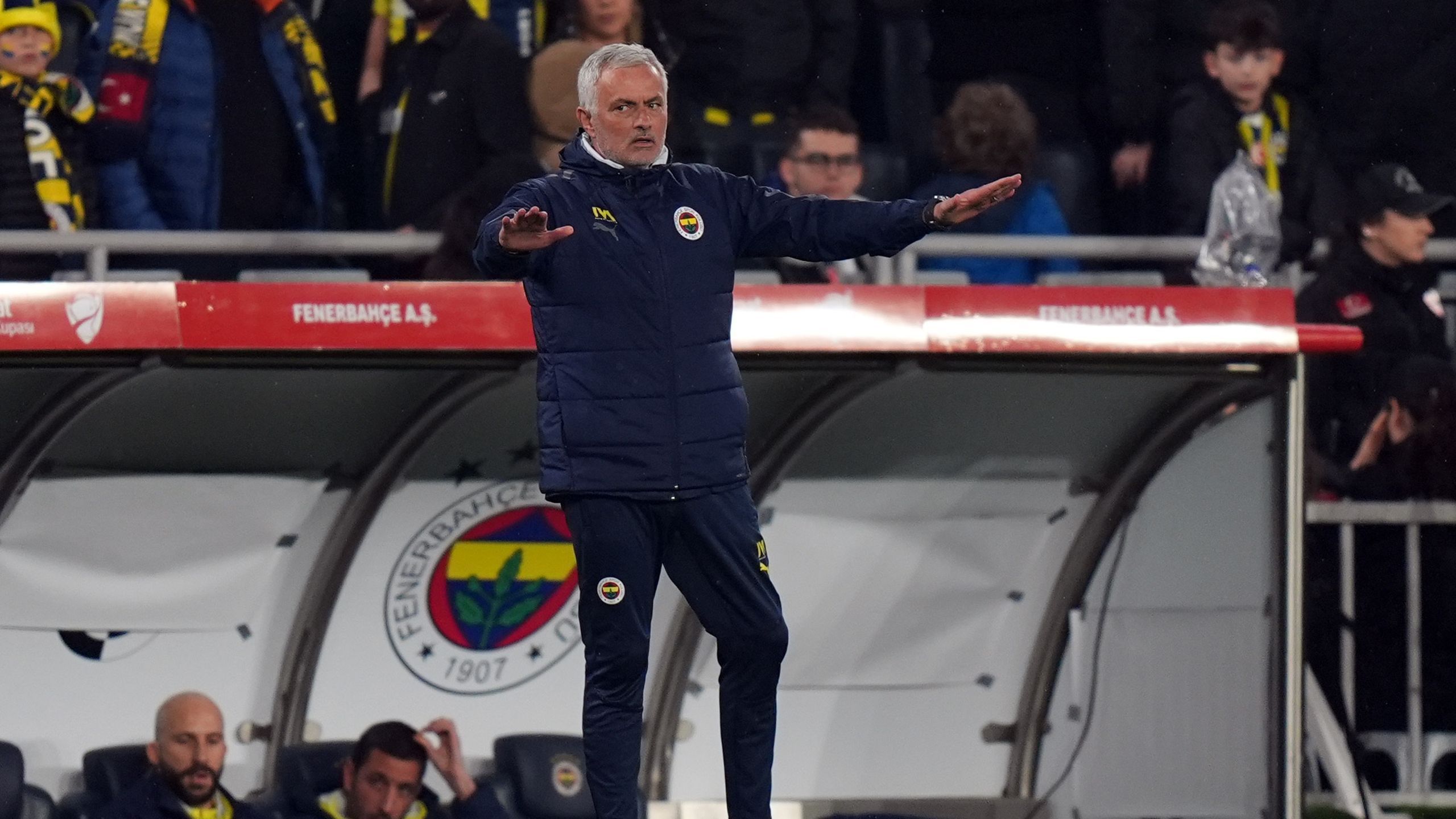 Jose Mourinho zaatakował Okana Buruka. Fenerbahce broni Portugalczyka ...