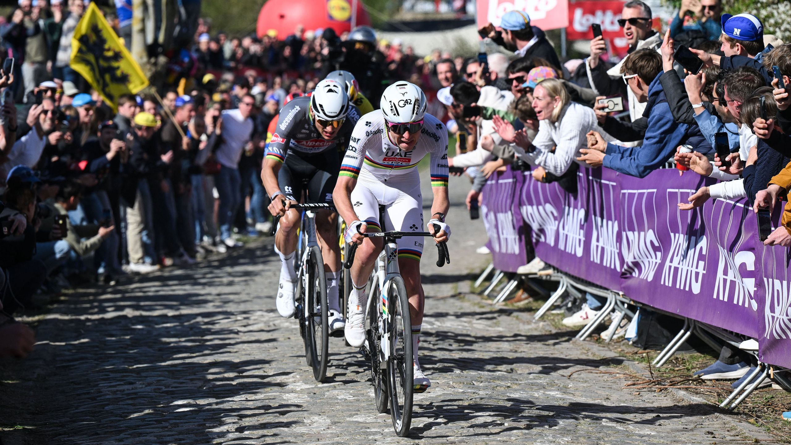 pogacar-herhaalt-kunstje-op-de-oude-kwaremont-vergelijk-de-beelden