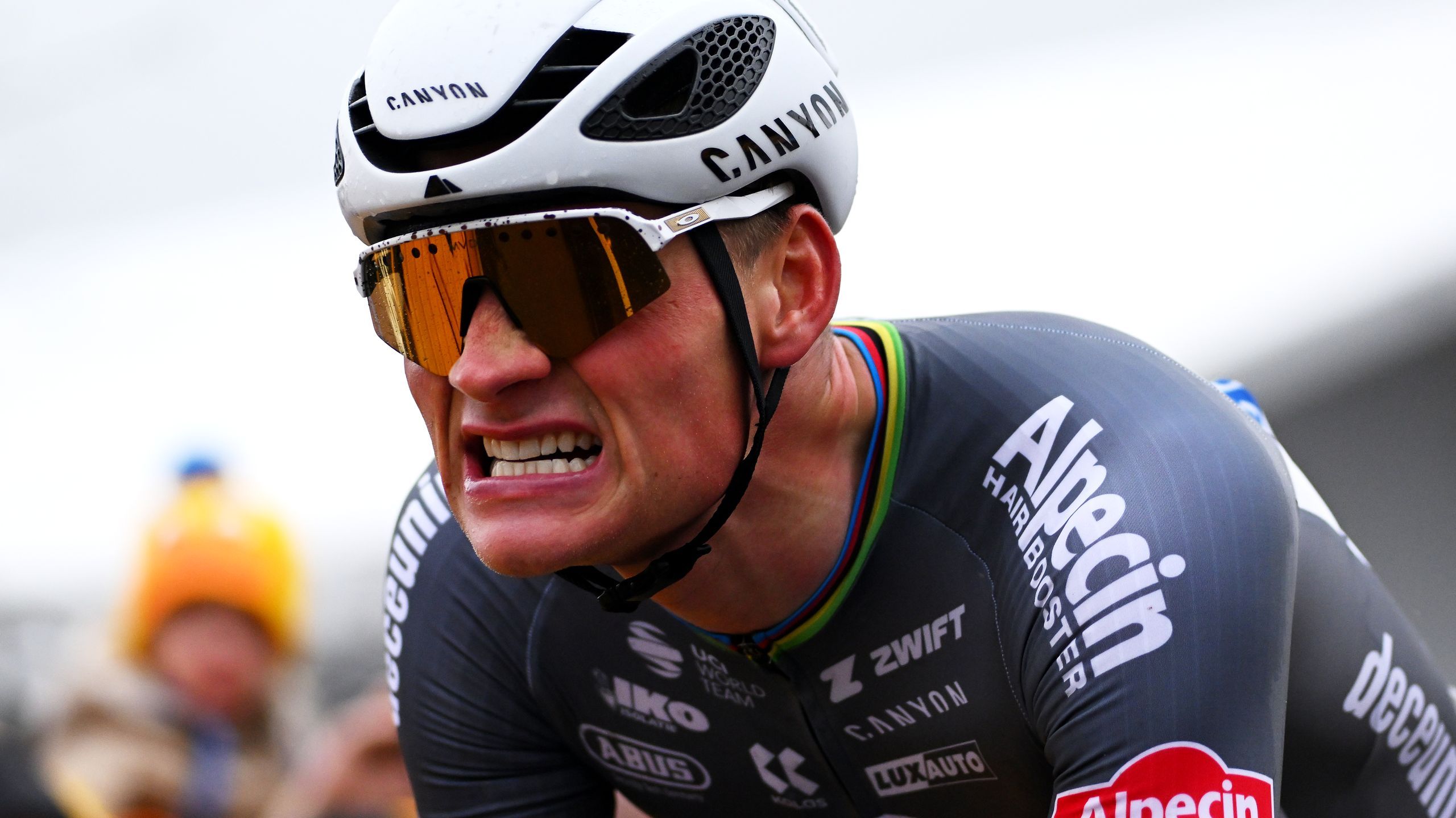 Mathieu van der Poel schreeuwt om gelletje richting ploegwagen tijdens