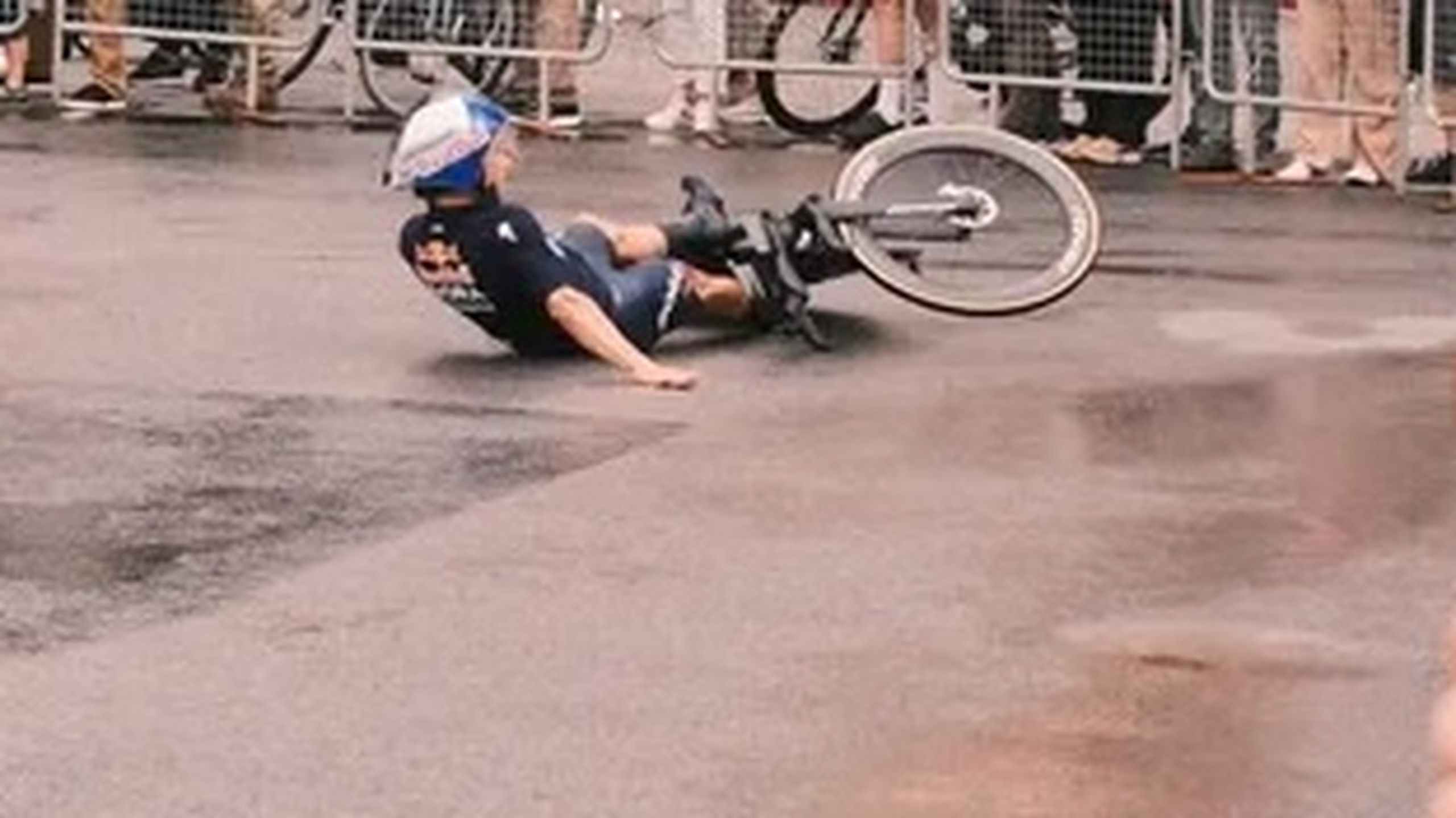 Primoz Roglic se va al suelo en el reconocimiento: Susto para el ...