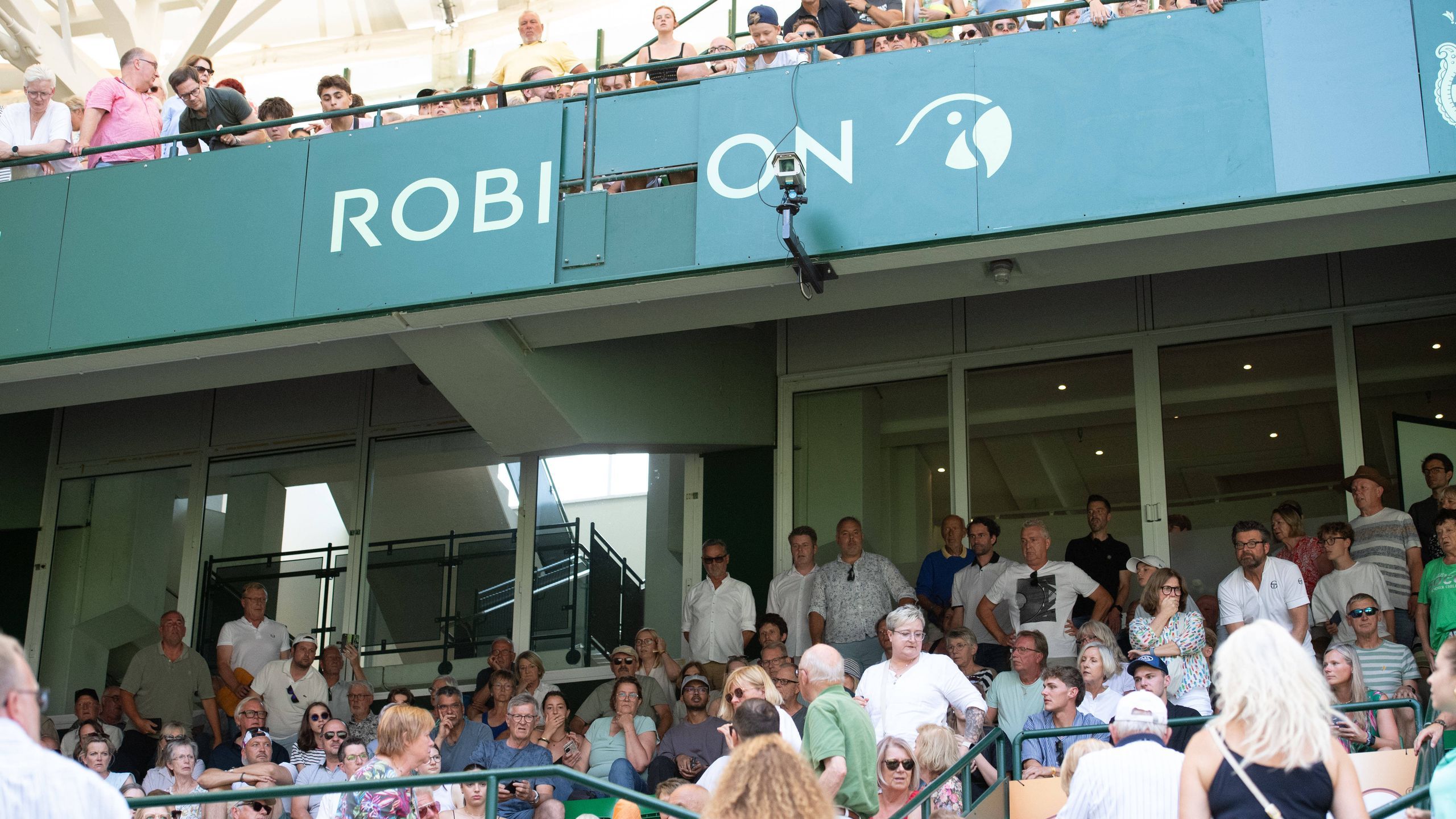 ATP Halle 2025. Banda reklamowa spadła na kibiców podczas meczu ...