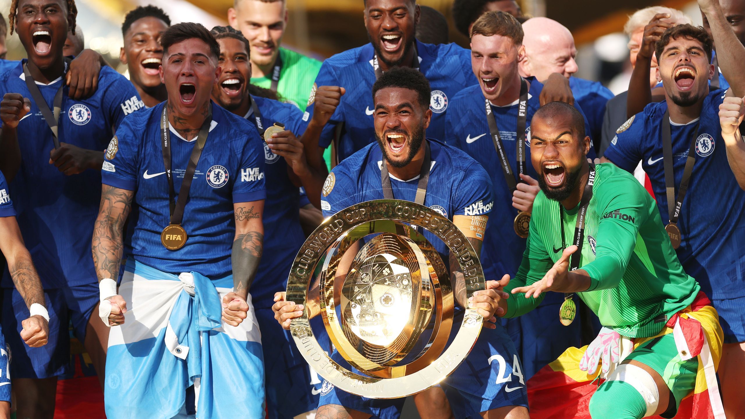 Fanion Géant Tissu Chelsea Vs PSG – Finale Coupe Du Monde 2025 – Fabriqué En France