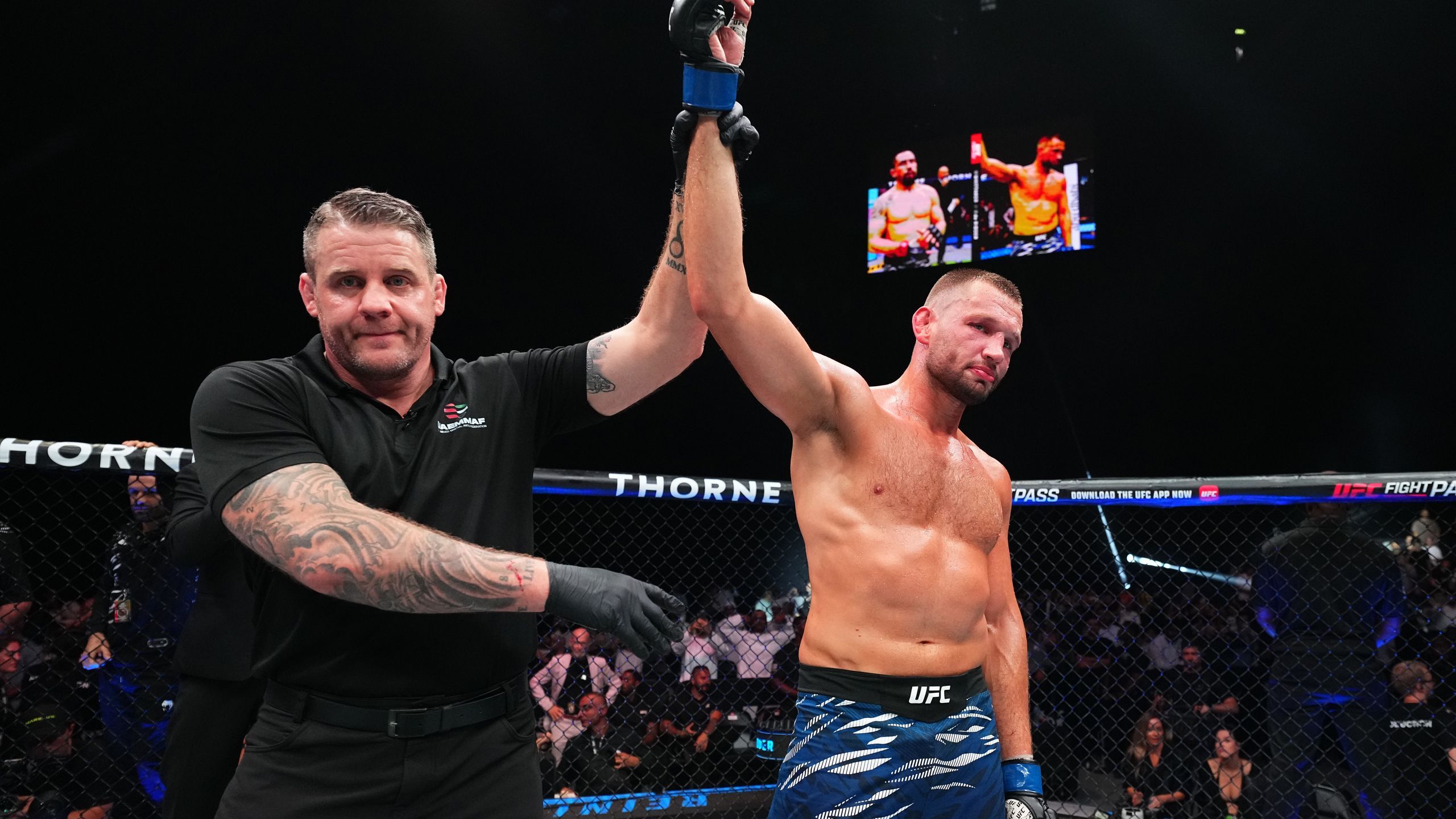 Reinier de Ridder wint van ex-kampioen Robert Whittaker en meldt zich ...