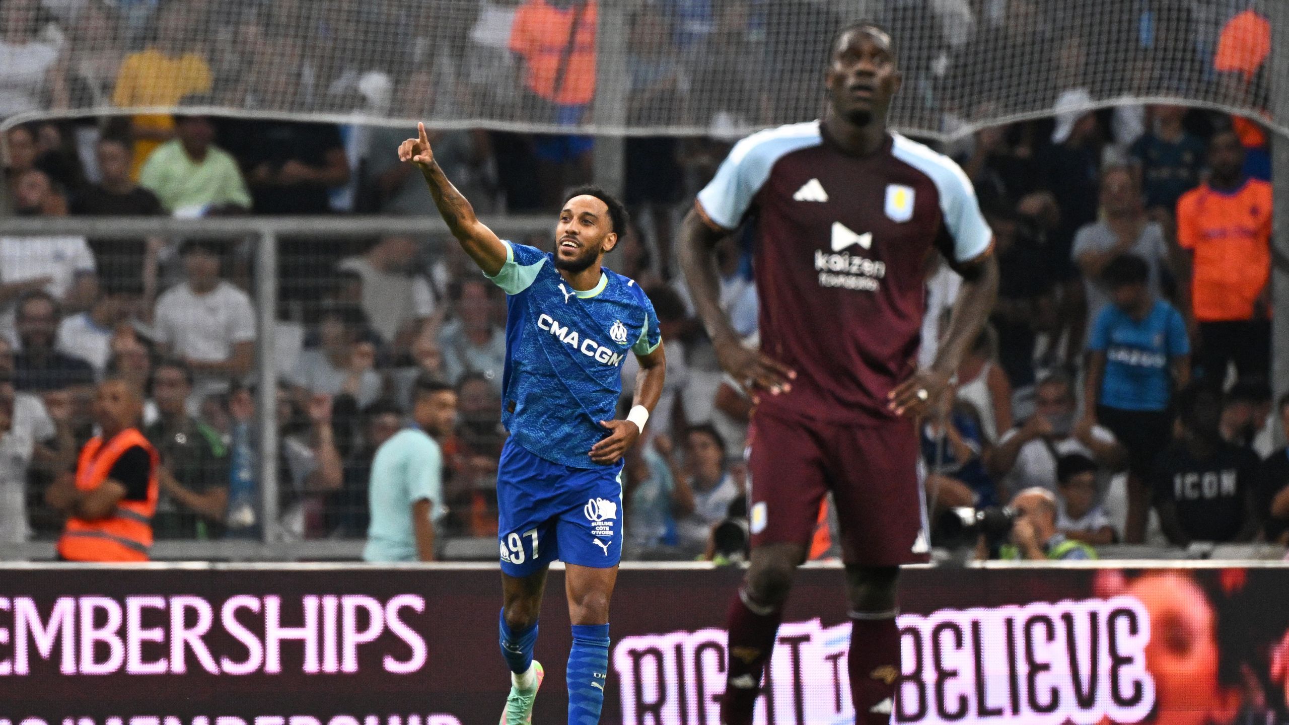 Pierre-Emerick Aubameyang célèbre son but