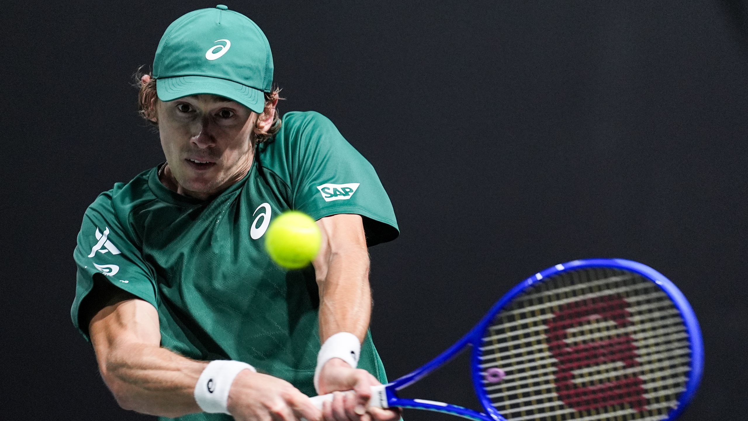 Alex de Minaur wint knotsgek duel in Parijs van Gabriel Diallo ...