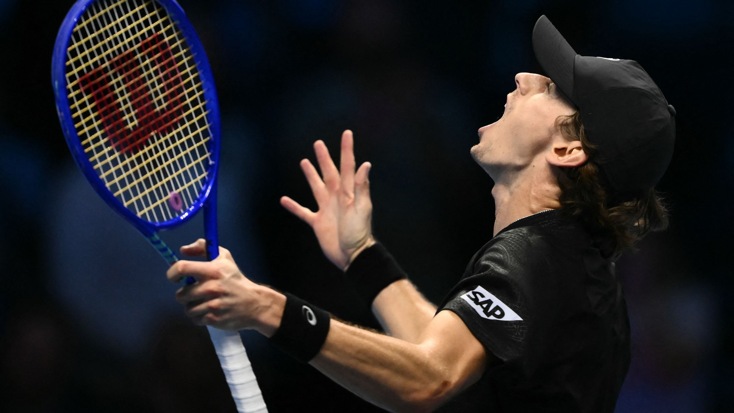 Alex de Minaur wint bij zesde poging eerste partij op ATP Finals en ...