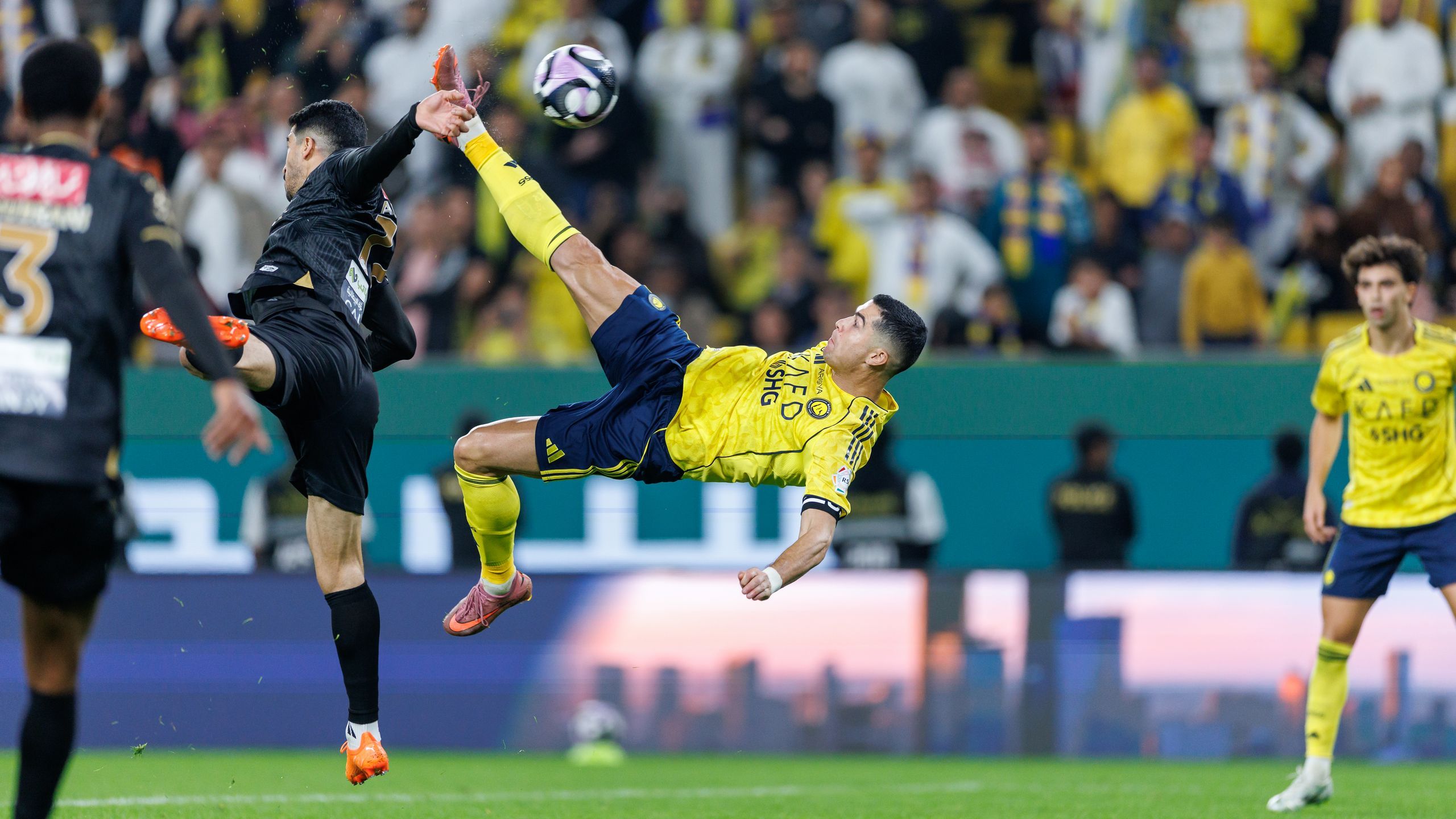 cristiano-ronaldo-da-urlo-anche-a-40-anni-il-suo-gol-in-rovesciata-fa