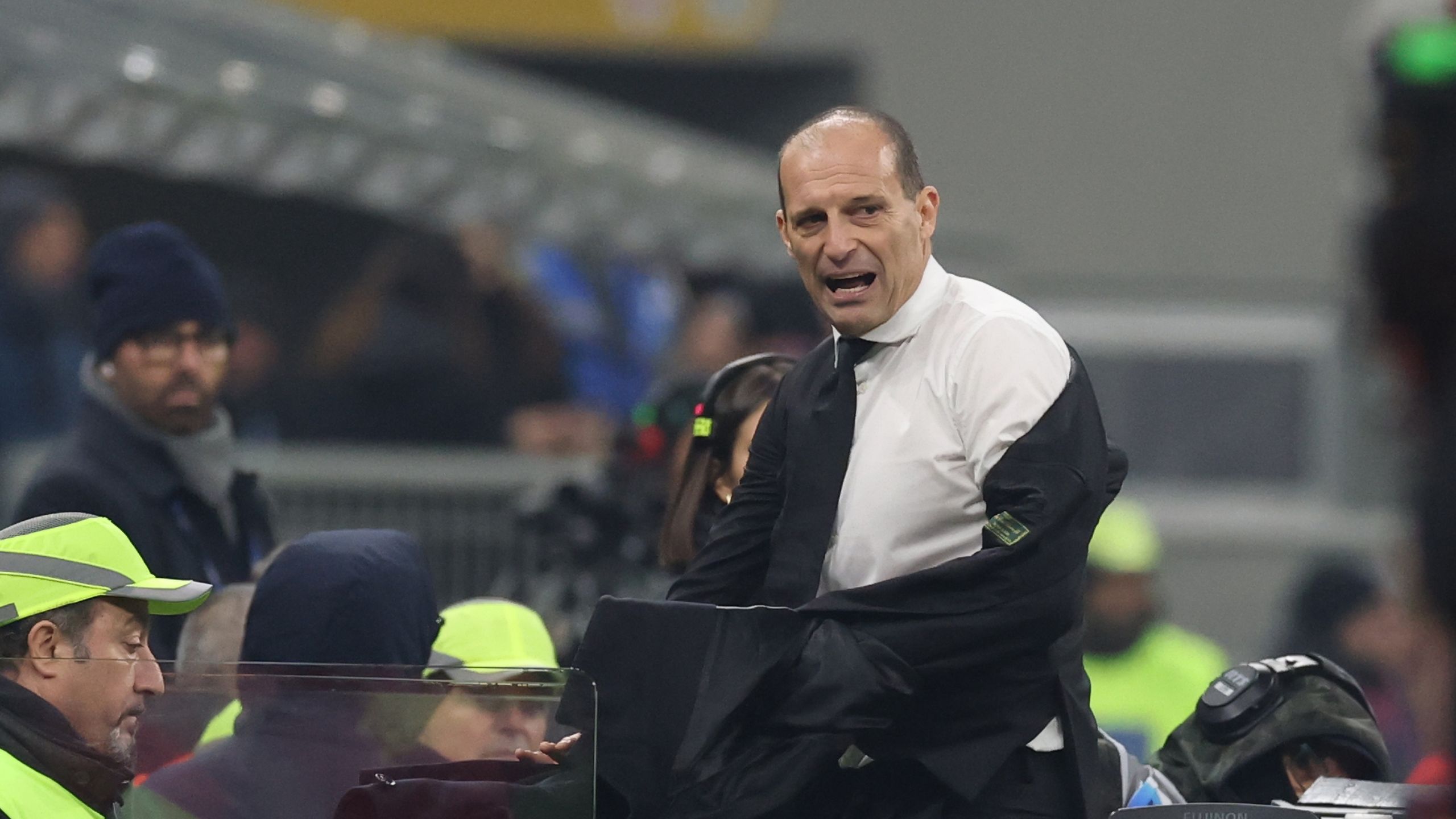 Allegri: altro spogliarello, le proteste con l'arbitro Collu per l ...