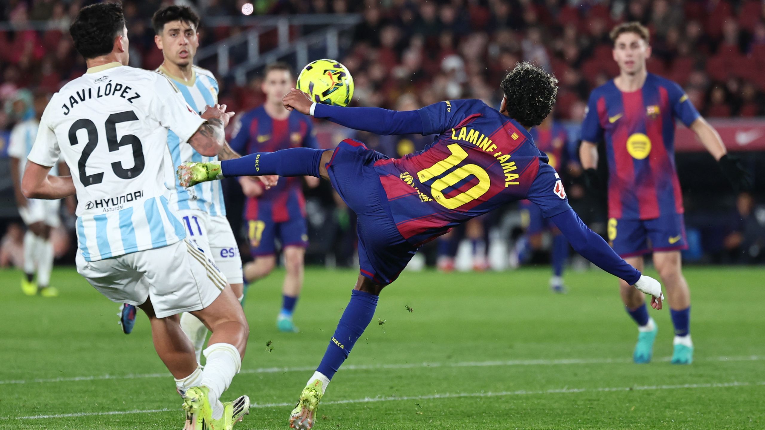 Lamine Yamal saca su magia a pasear: Golazo de tijera con un remate  catedralicio en el Barcelona-Real Oviedo y celebración icónica - Eurosport