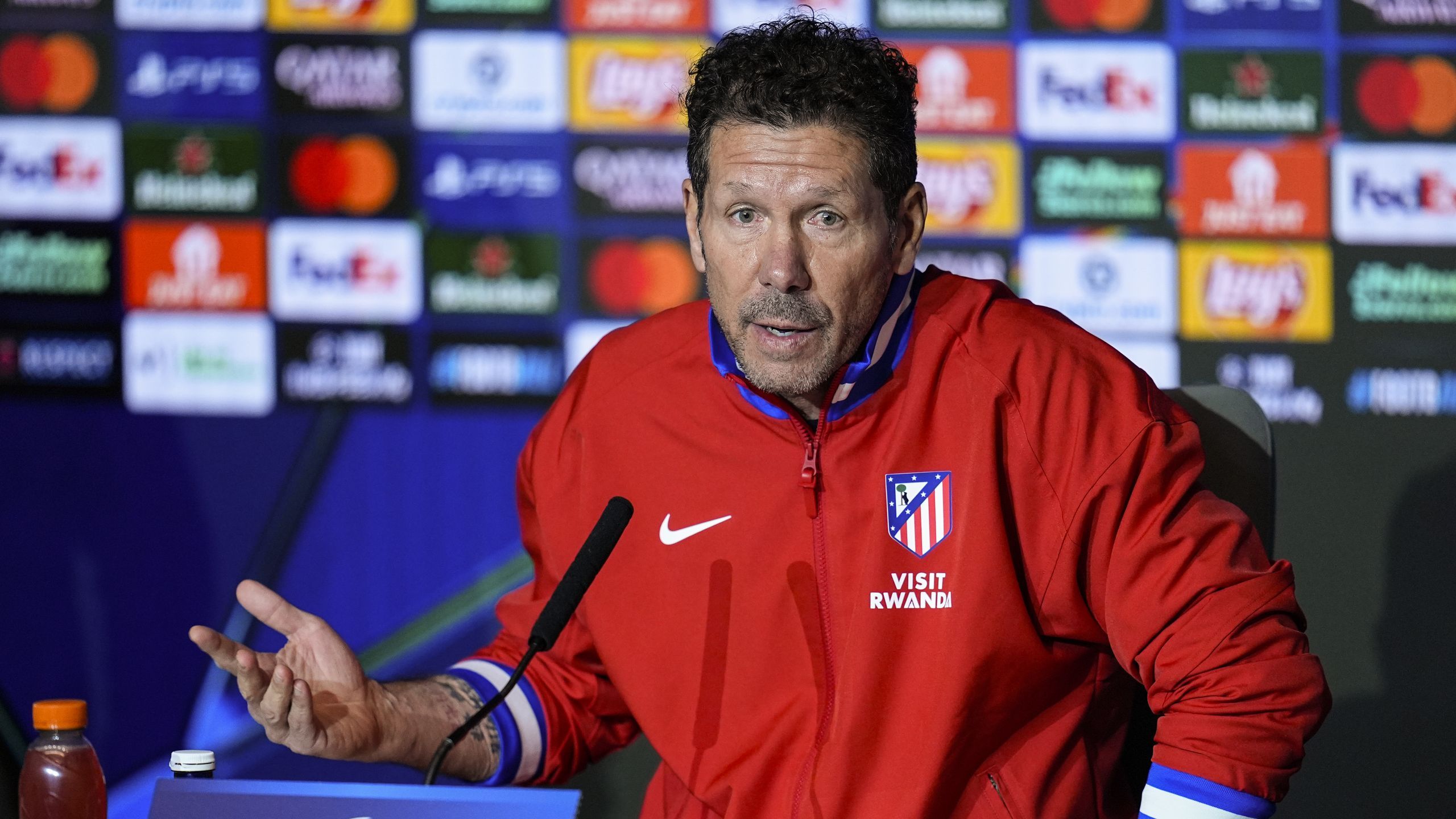 Simeone zanja la polémica del mercado con Mateu Alemany en la previa ...