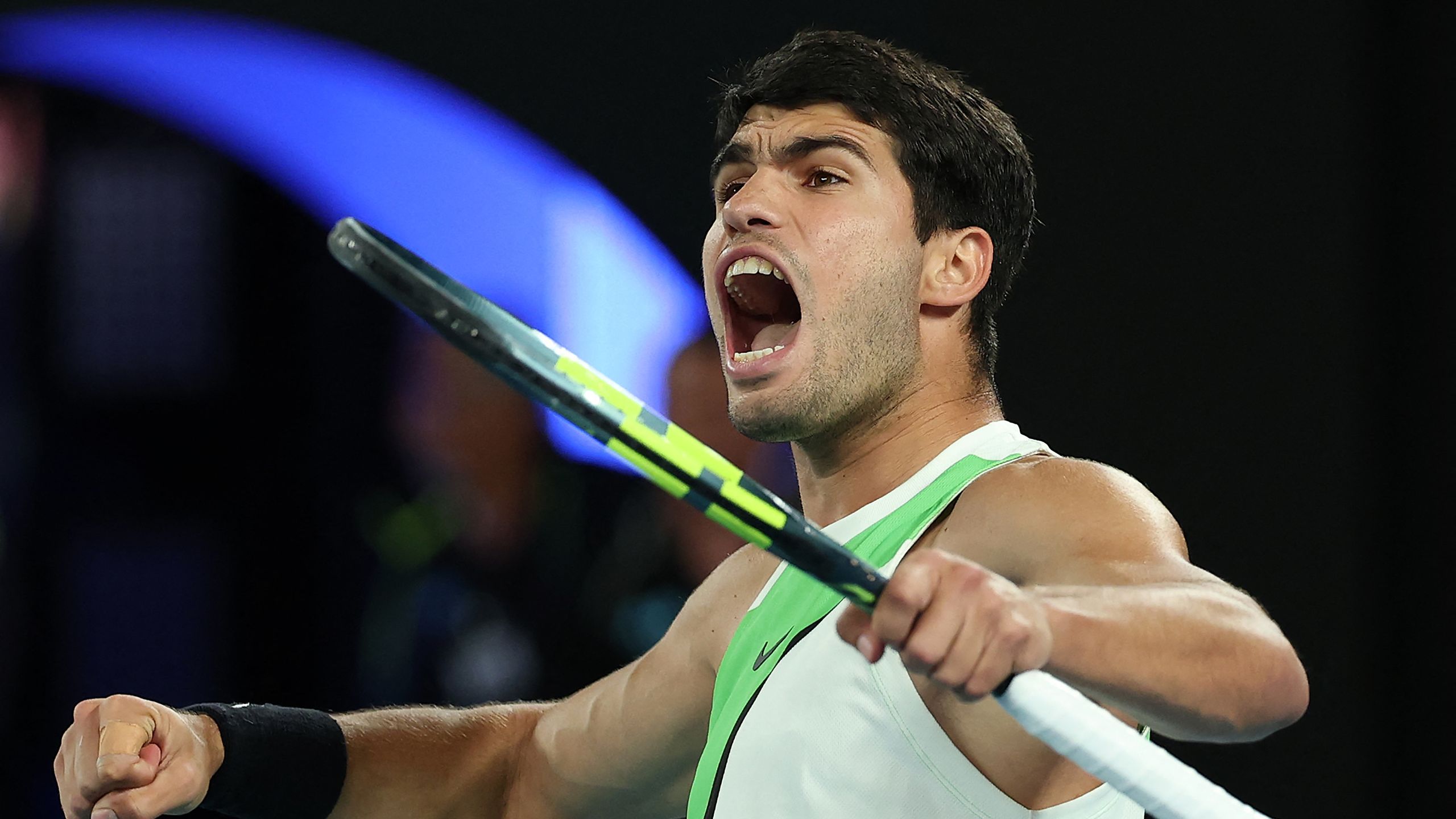 Carlos Alcaraz overkommer startproblemer og vinder historisk Australian Open-titel mod Novak Djokovic