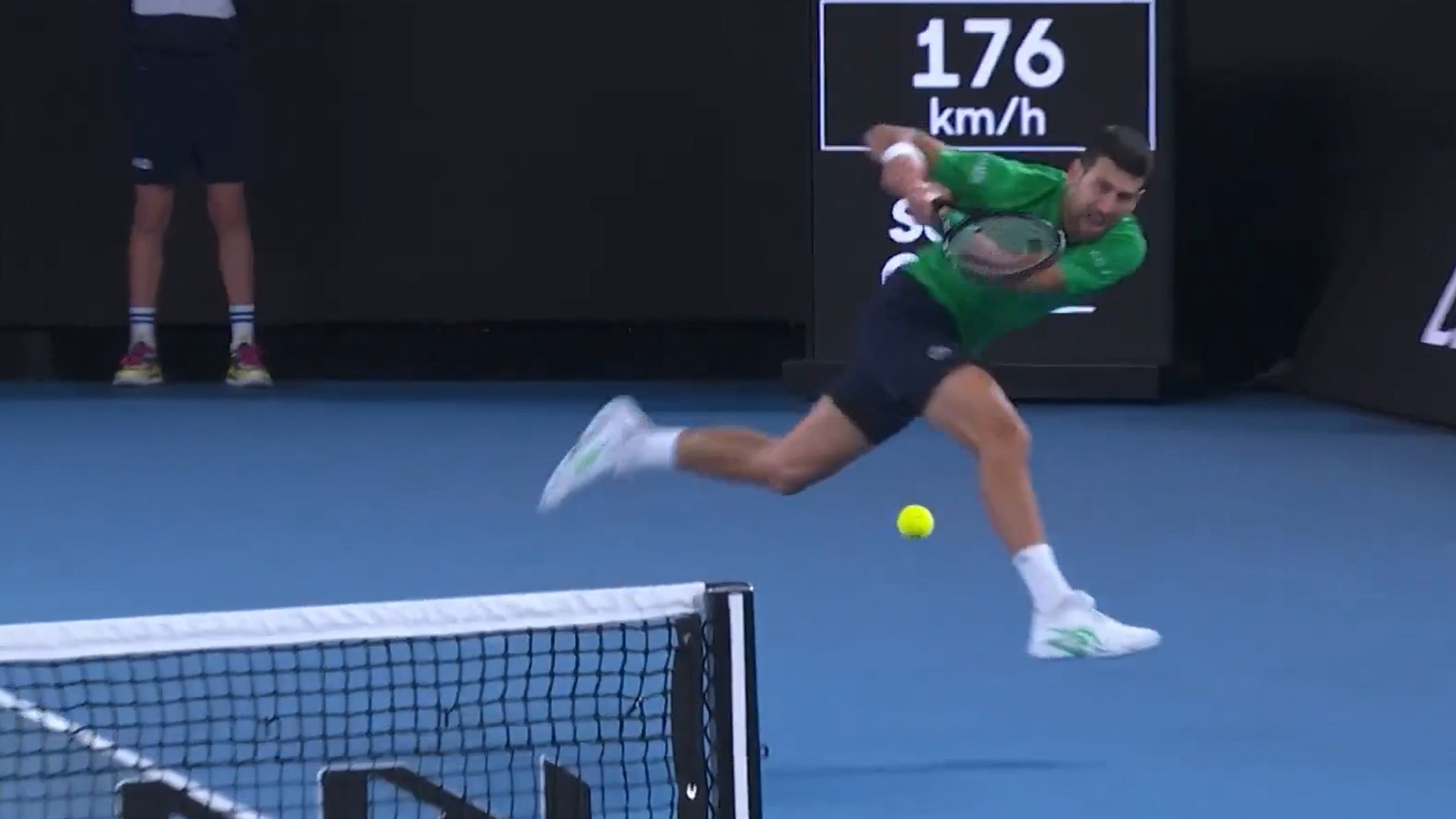 Djokovic spiller bold uden om nettet i fremragende duel 