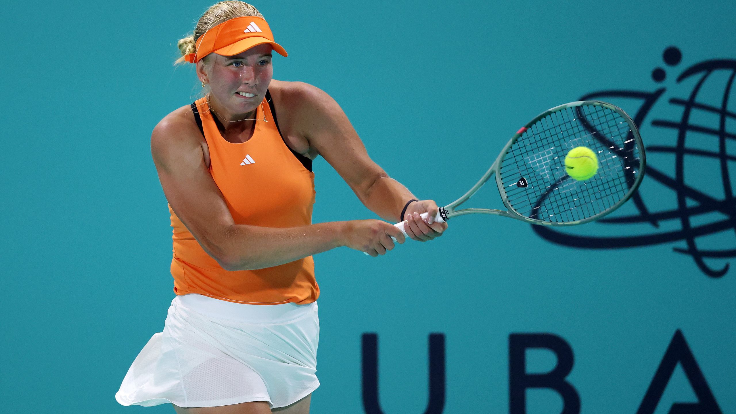 Sikker sejr over McCartney Kessler sender Clara Tauson i semifinale i WTA 500-turneringen i Abu Dhabi