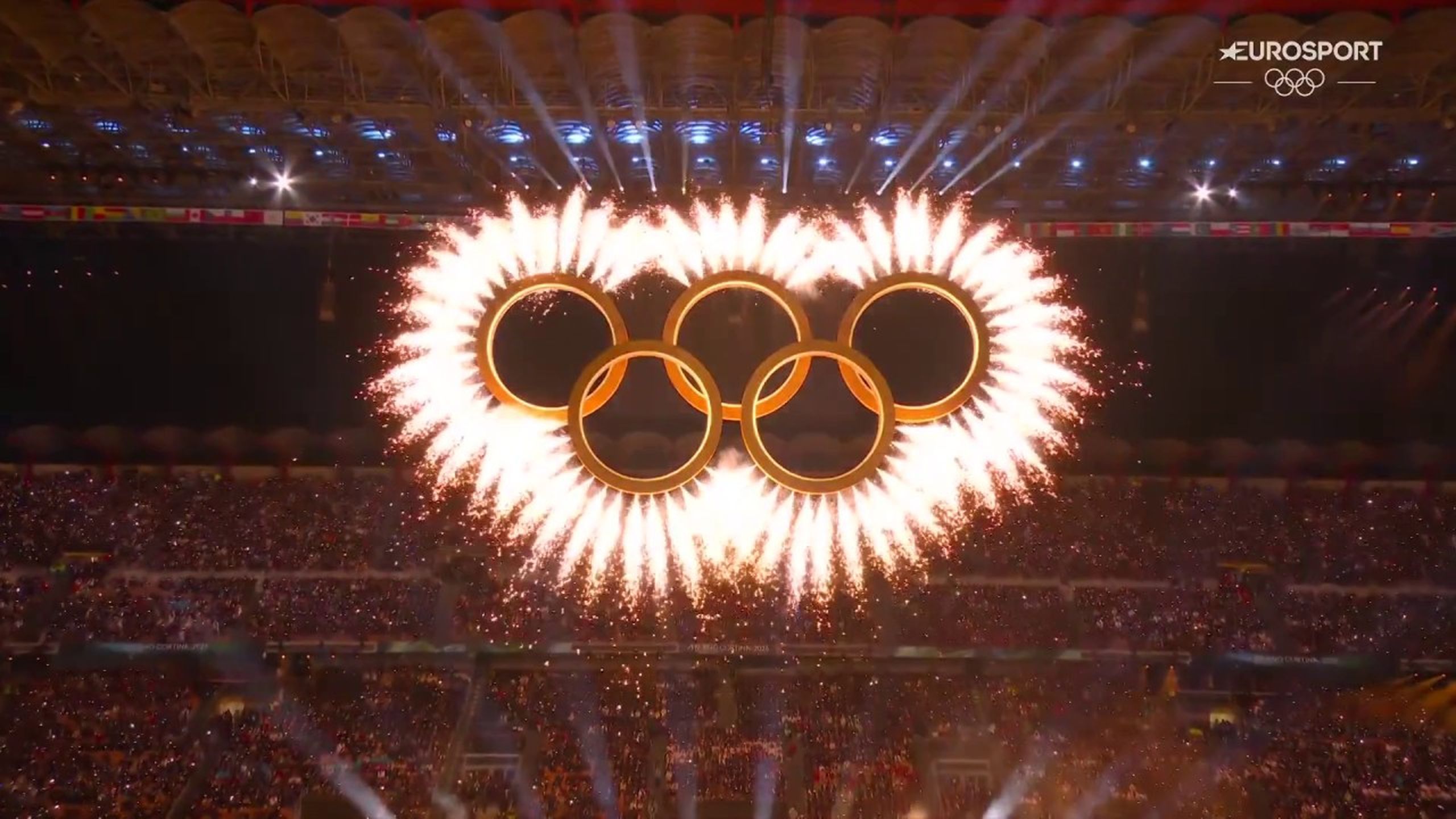 Olympische ringen maken hun opwachting in San Siro tijdens ...