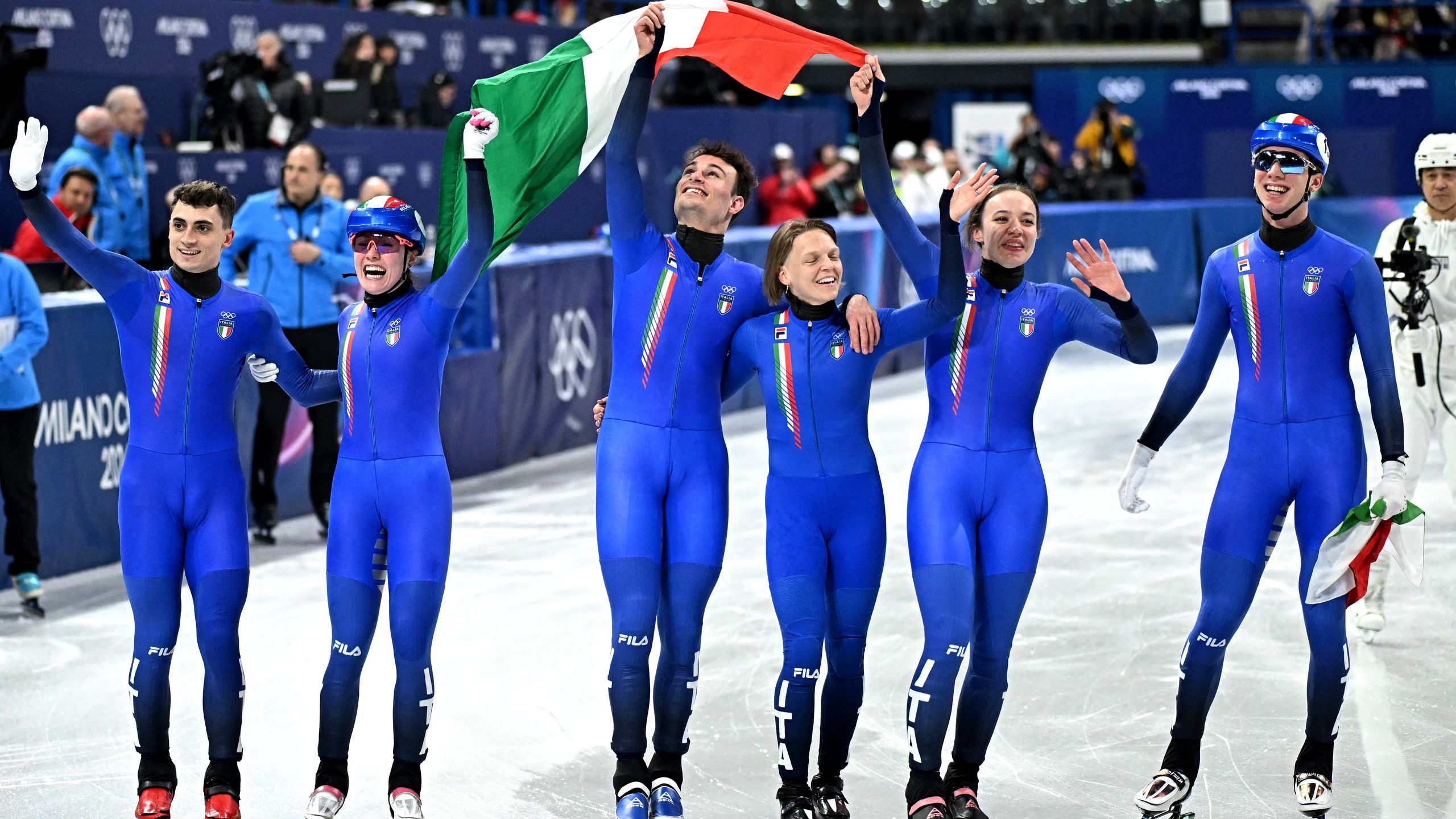 Arcátlan ünneplés a hazai olimpián: Olaszország nyerte a vegyes váltót ...