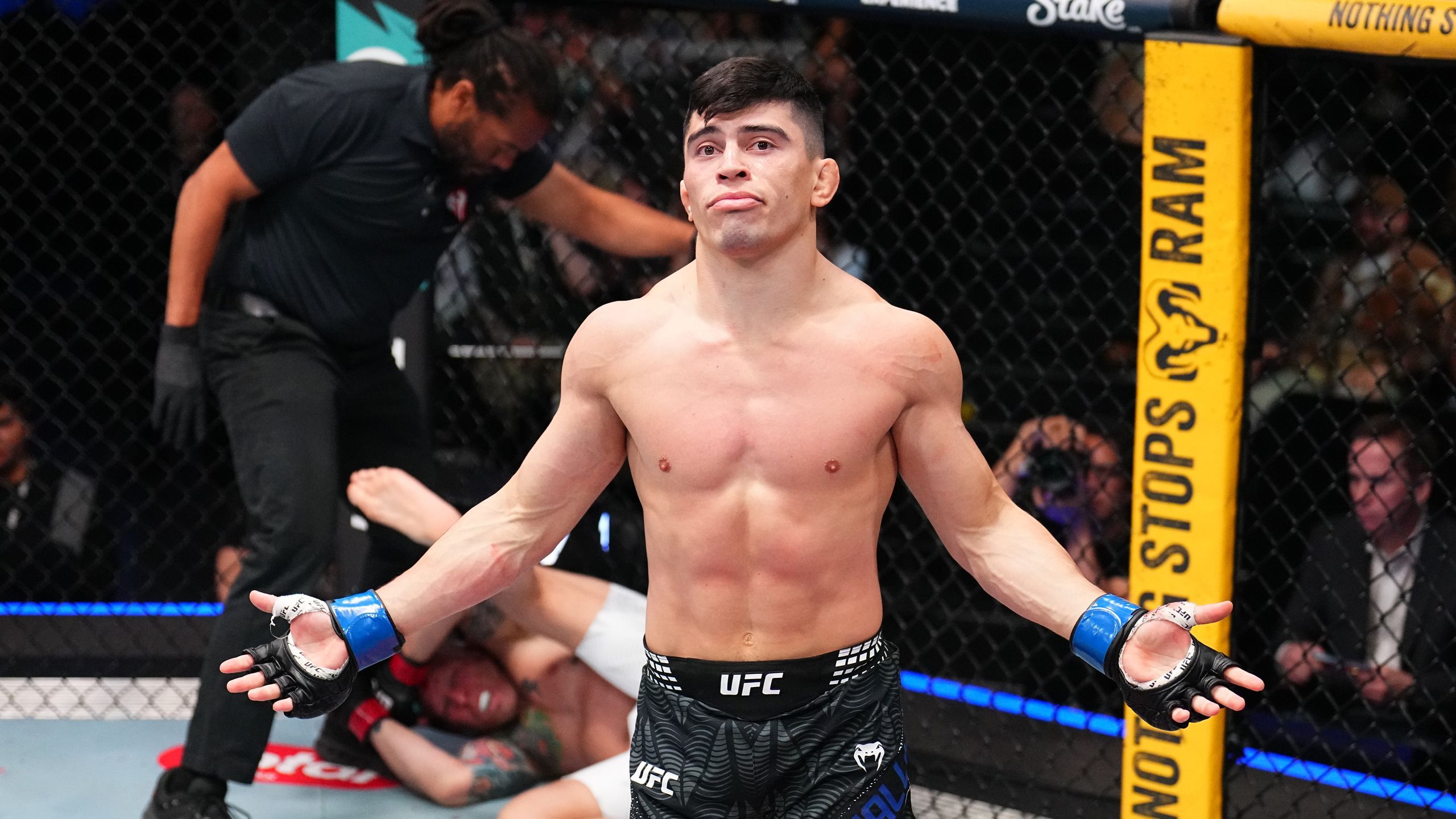 Kevin Vallejos arrasa a Josh Emmett con un TKO en el primer asalto en UFC Vegas 114