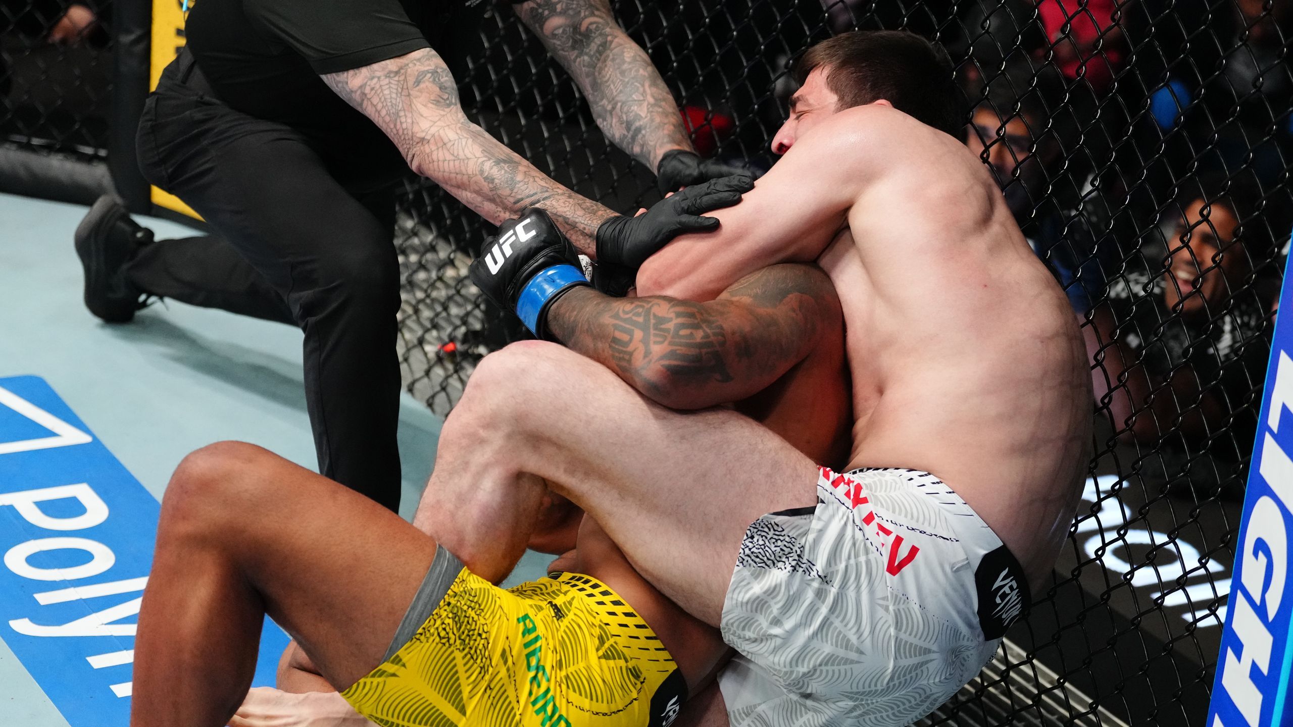Sigue tirando la puerta abajo: Abdul Rakhman Yakhyaev somete a Brendson ...