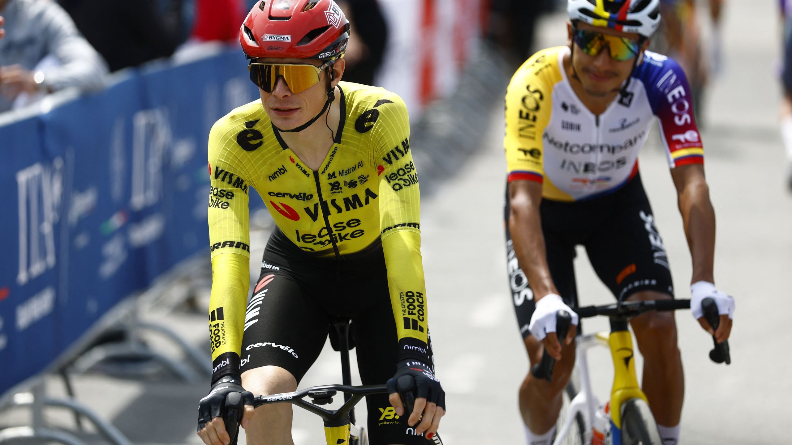 Jonas Vingegaard grapt én waarschuwt vlak voor lastige Giro-rit - 