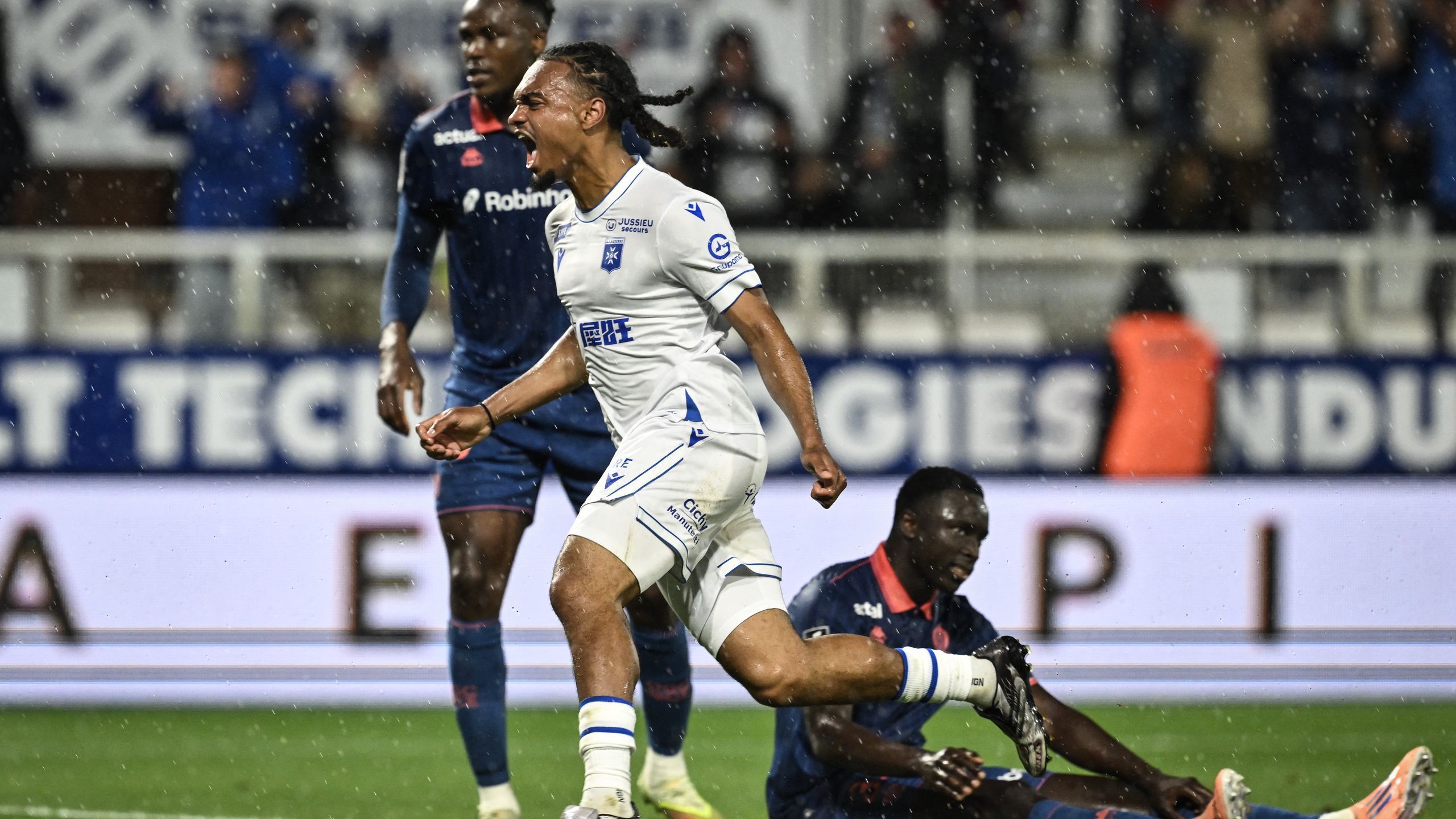 Ligue 1 - La peur change de camp : Nice perd à Auxerre (2-1) et devient ...