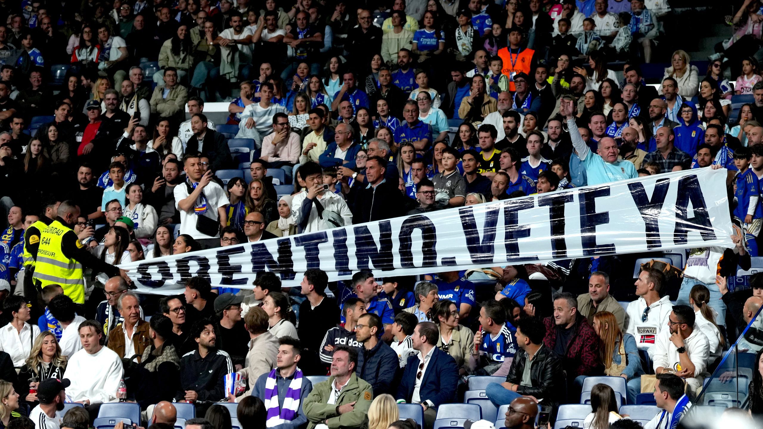 El juicio del Bernabéu al Real Madrid: Pancartas contra Florentino,  discusión del presidente con aficionados y pitos a Mbappé y Vinícius -  Eurosport
