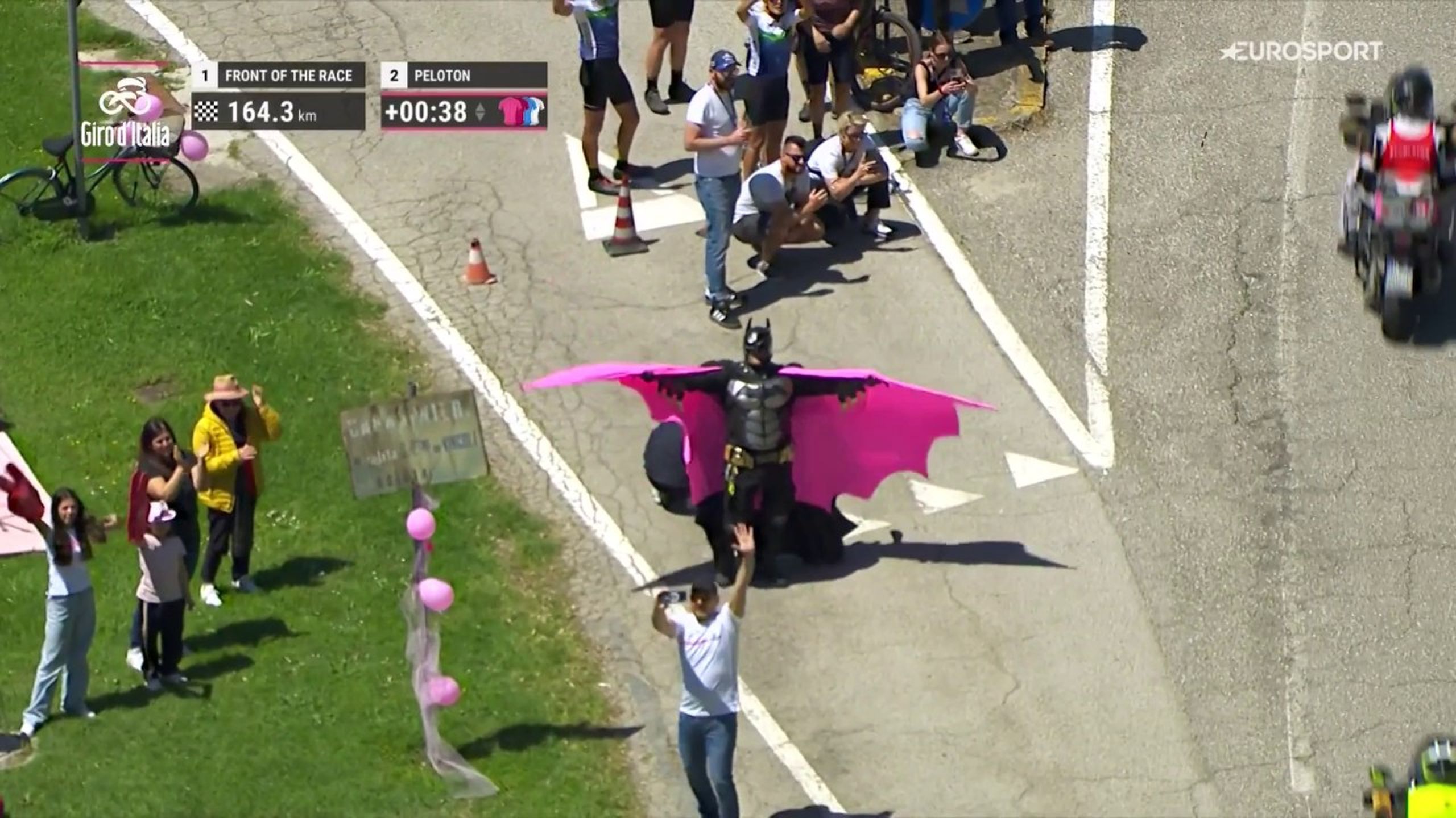 Il Cavaliere oscuro con le ali rosa! C'è anche Batman al Giro d'Italia ...