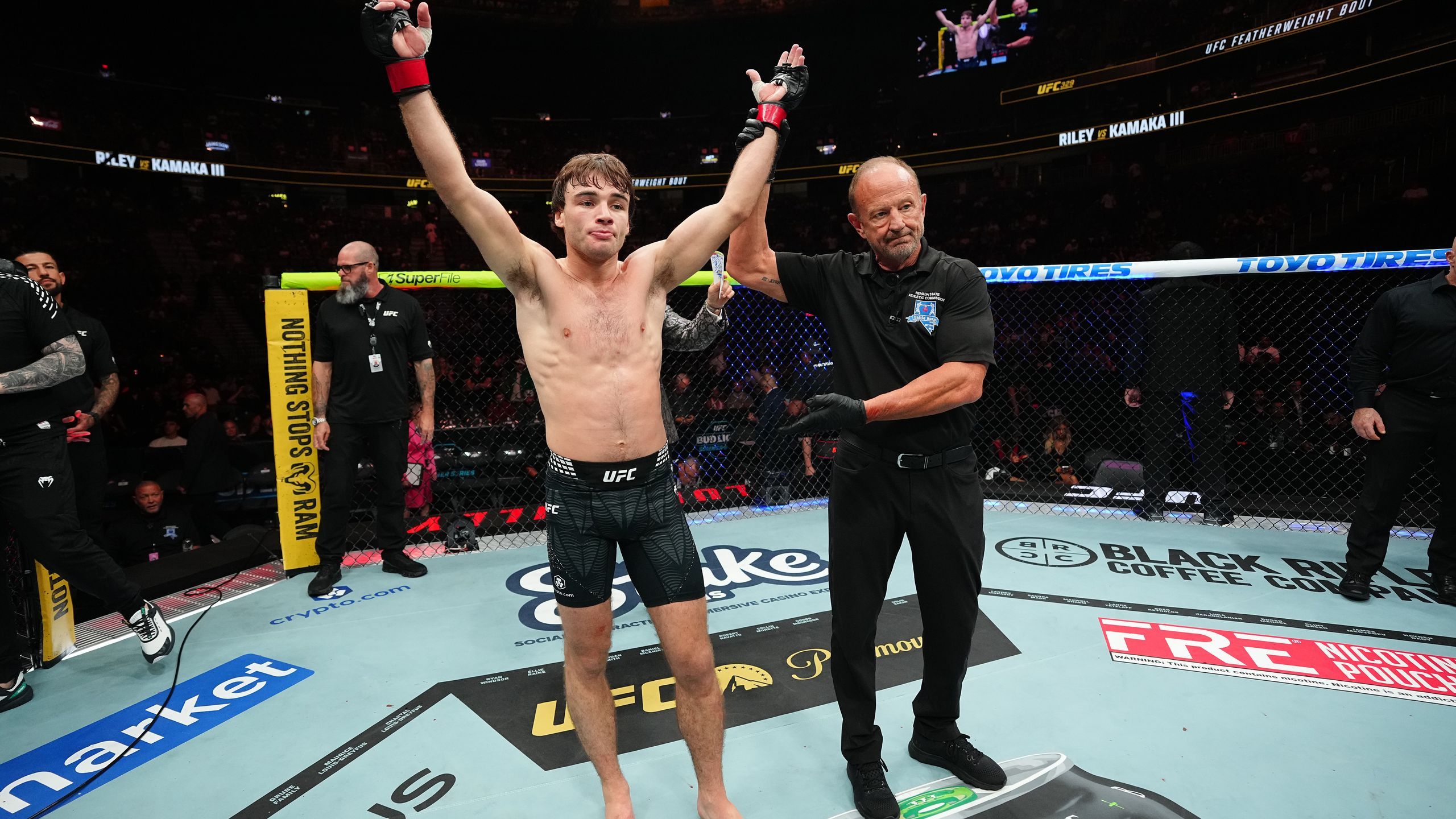UFC 329 | Luke Riley blijft ongeslagen en verslaat Kai Kamaka III ...