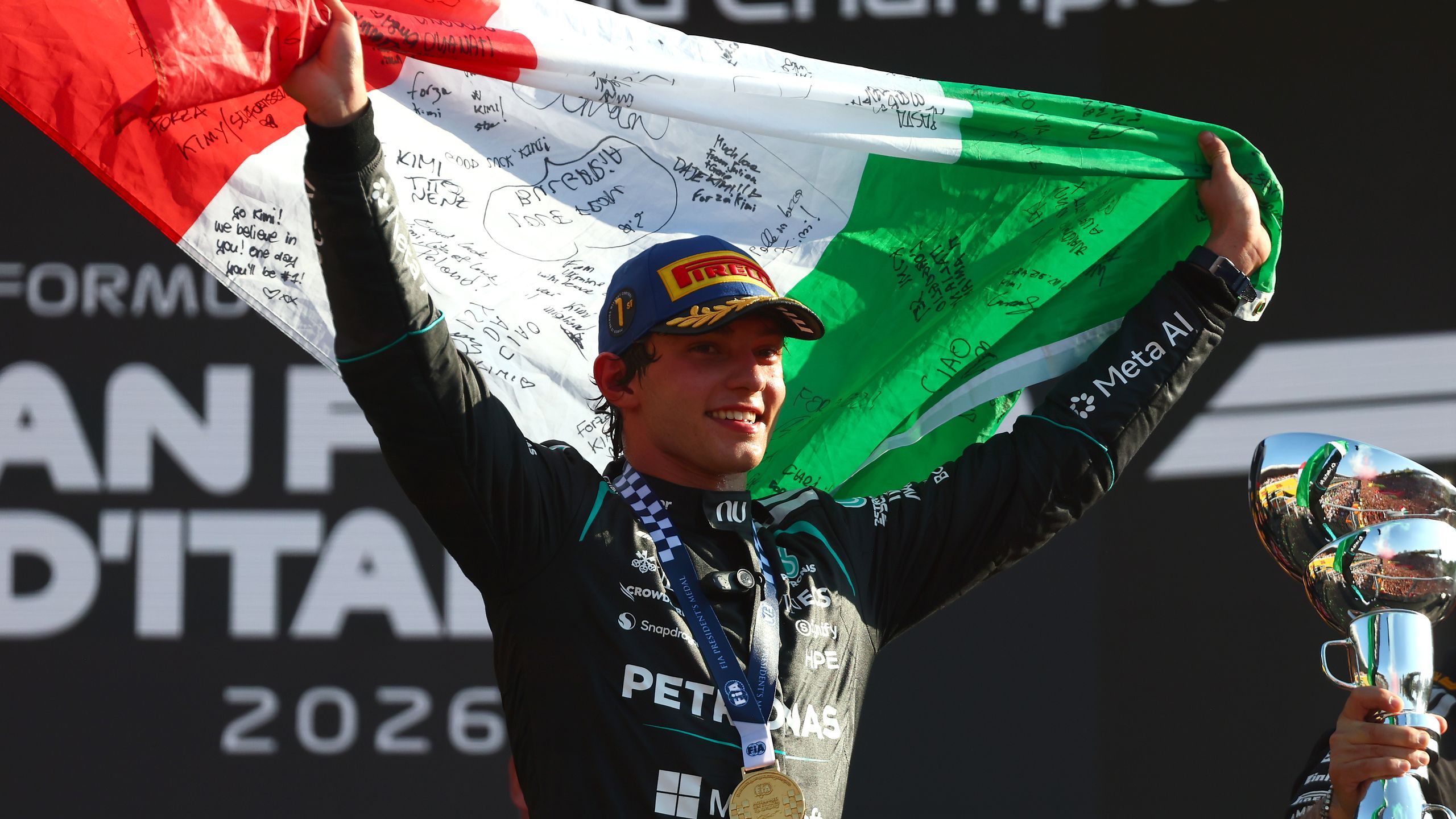 formu-a-1-kimi-antonelli-wygra-grand-prix-w-och-i-umocni-si-na