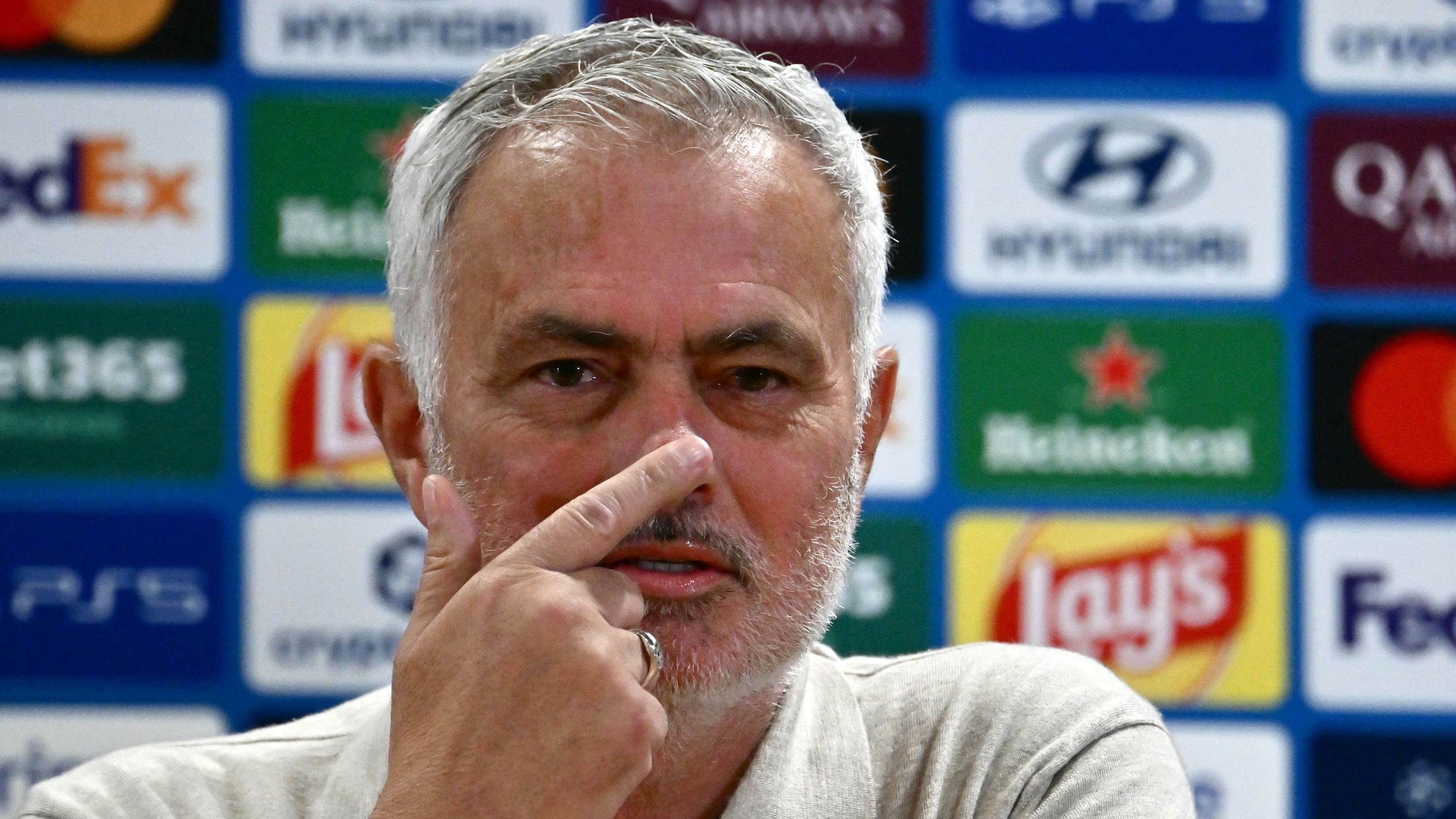 Champions League 2026-2027 | Mourinho vuelve a señalar al arbitraje ...
