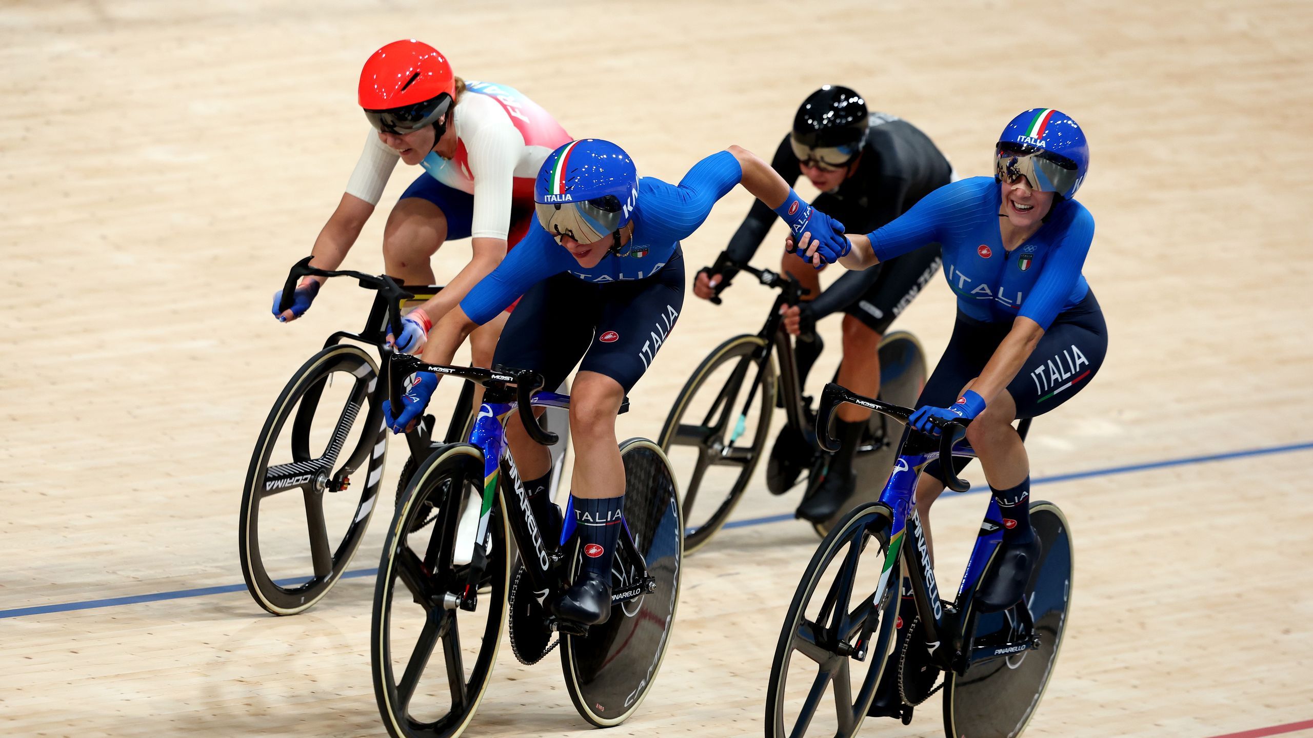 Giù dal podio le Campionesse olimpiche! Oro alla Gran Bretagna nella ...