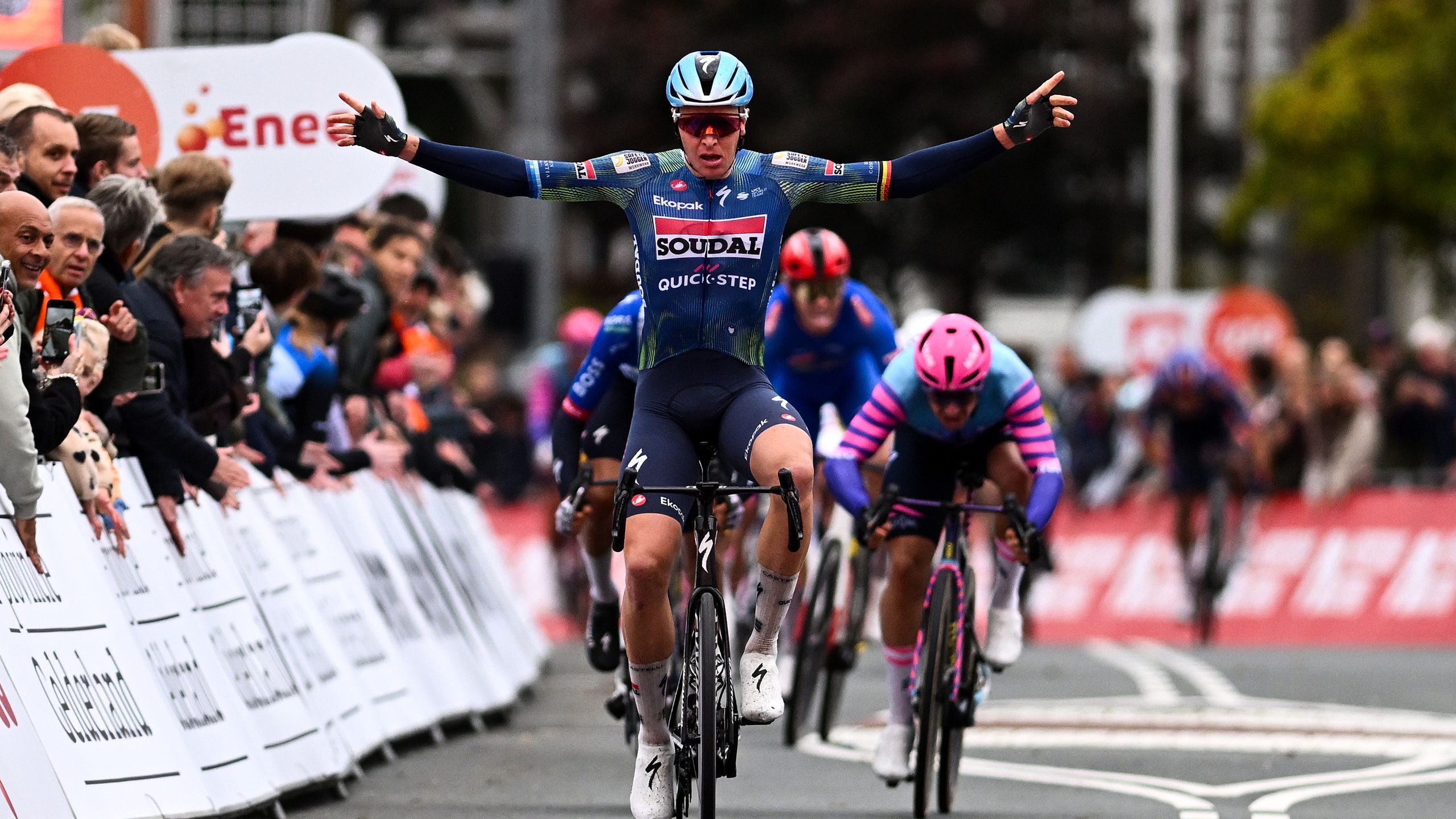 Eneco Tour 2026: Tim Merlier verrast Rockets-trein in Arnhem en wint ...