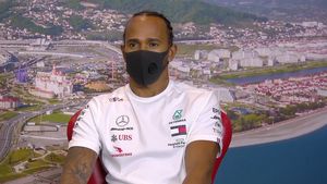 F1 Lewis Hamilton Dons Endsars T Shirt Ahead Of Portuguese Grand Prix Eurosport