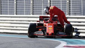 Formel 1 Lewis Hamilton Sichert Sich Die Pole Position In Abu Dhabi Eurosport