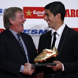 Suarez receives Golden Shoe from Dalglish Eurosport